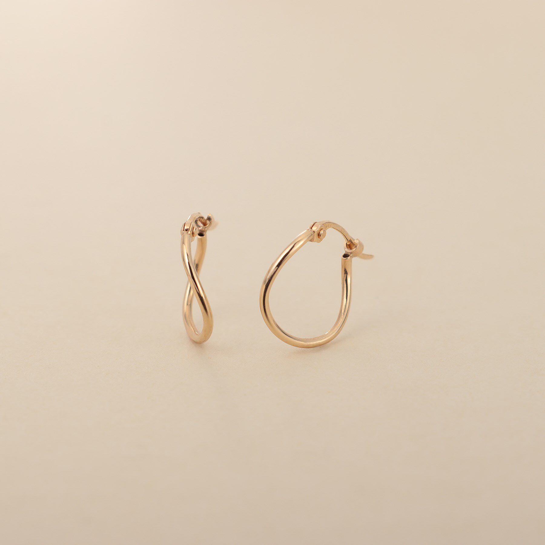 COCOSHNIK ONKITSCH「K10ウェーブフープピアス」|ピアス|イエローゴールド(1