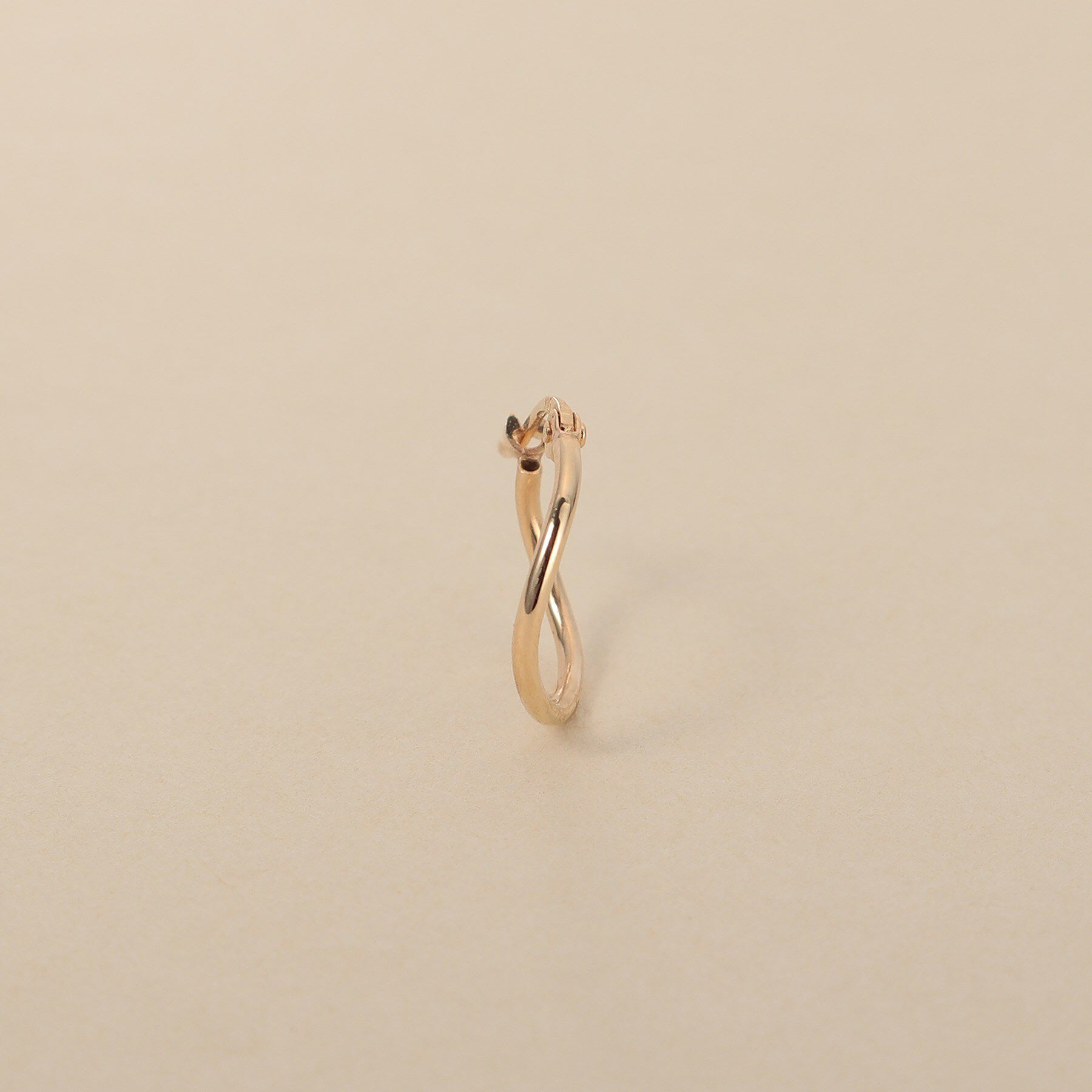 COCOSHNIK ONKITSCH「K10ウェーブフープピアス」|ピアス|