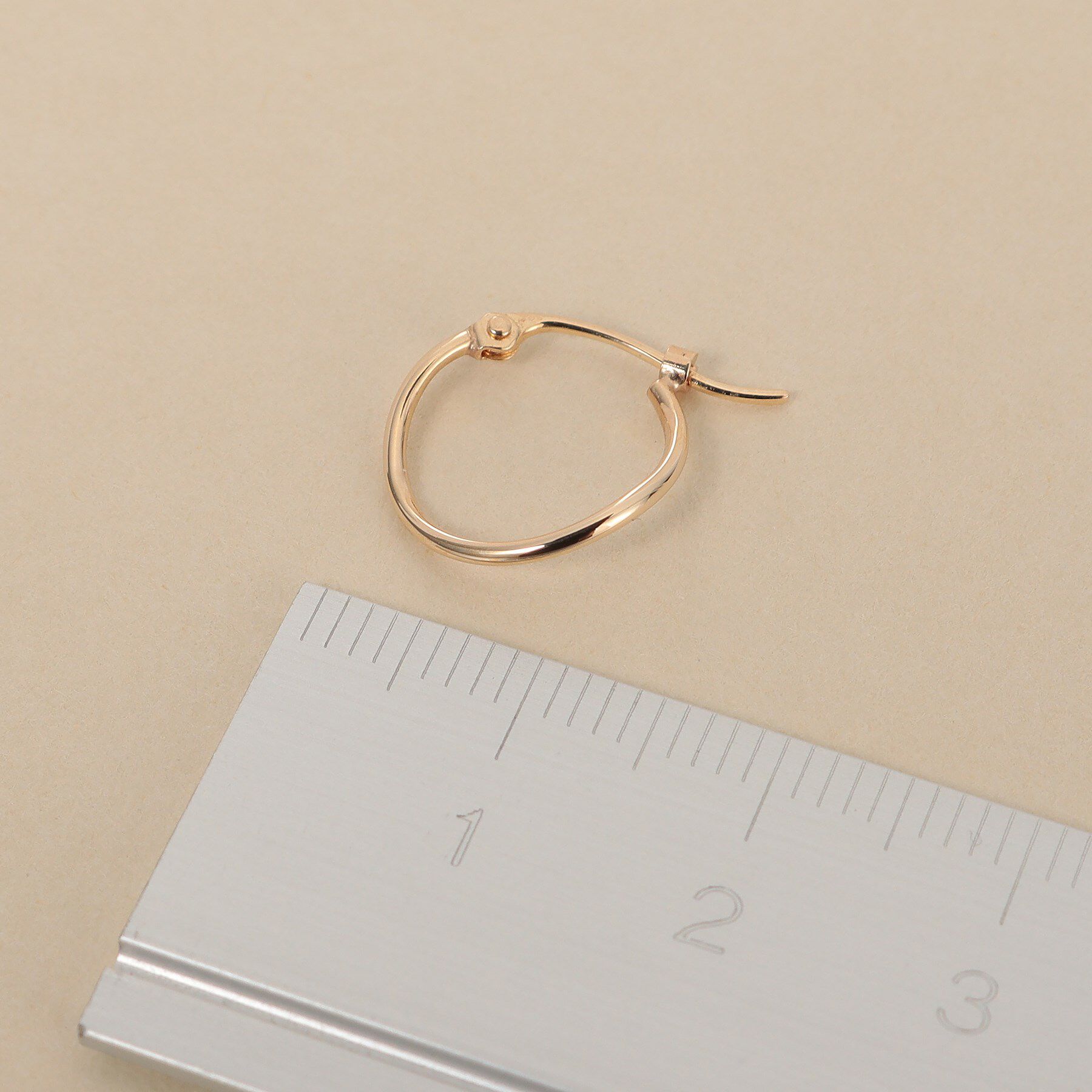 COCOSHNIK ONKITSCH「K10ウェーブフープピアス」|ピアス|