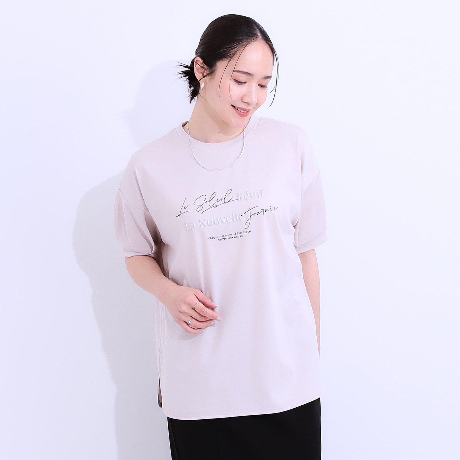 SHOO･LA･RUE「【S-LL/ひんやり/UV】ぷっくりラメプリントロゴTシャツ」|Tシャツ・カットソー|