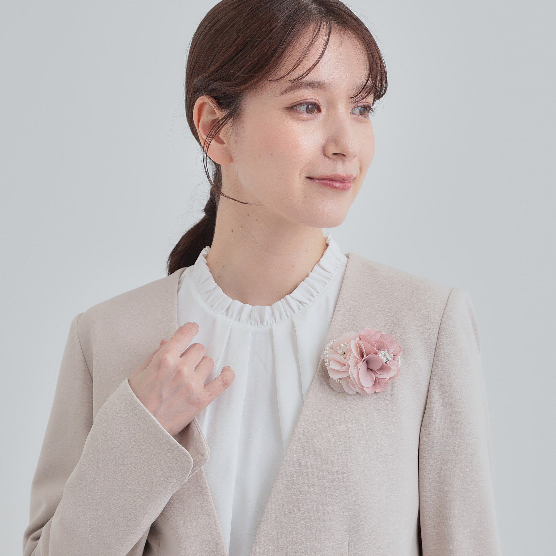 SHOO･LA･RUE「【セレモニー】上品に彩る ダブルフラワーコサージュ」|ブローチ・コサージュ|