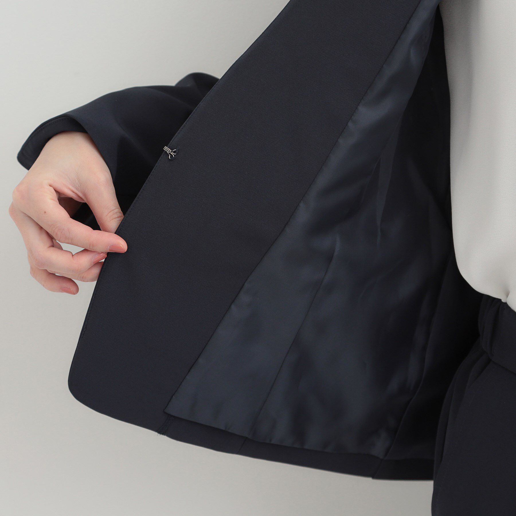 SHOO･LA･RUE「【3点スーツセット/洗濯機可】時短で好印象 セットアップ+ブラウス」|ノーカラージャケット|