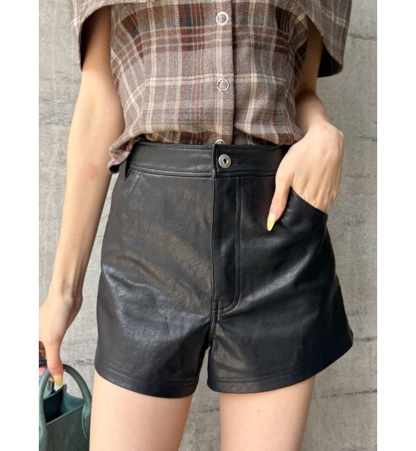 EVRIS「フェイクレザータイトショートパンツ」|その他|ブラック