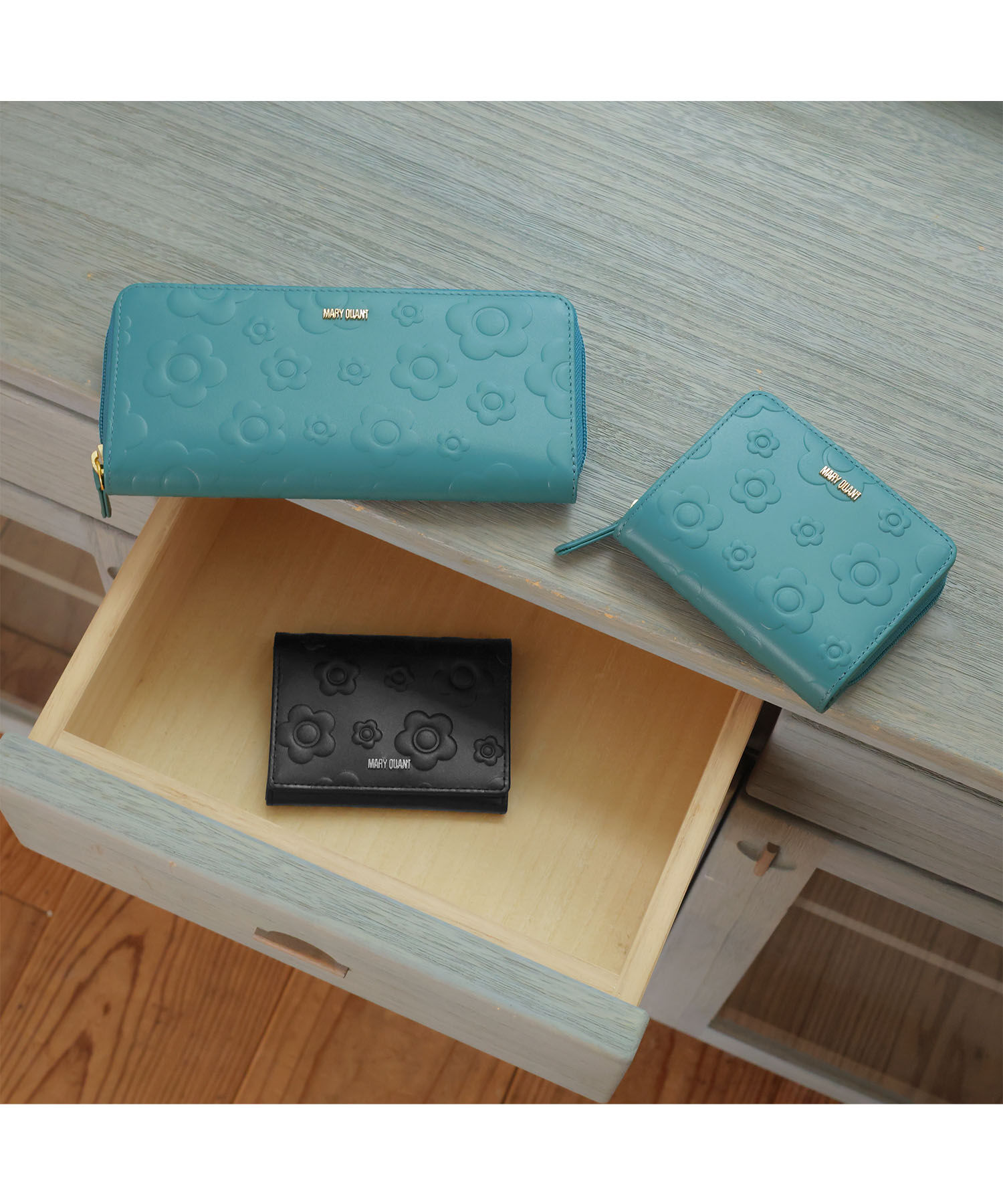 MARY QUANT「デイジーエンボスフロート ウォレット」|財布|