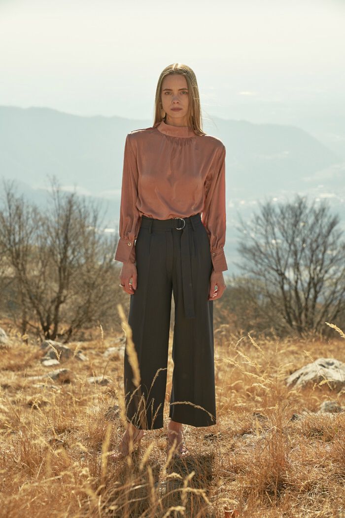 BACKYARD FAMILY「MIND ロイヤルライトサテントップス 通販 ブラウス サテンブラウス 長袖 ハイネック」|シャツ・ブラウス|