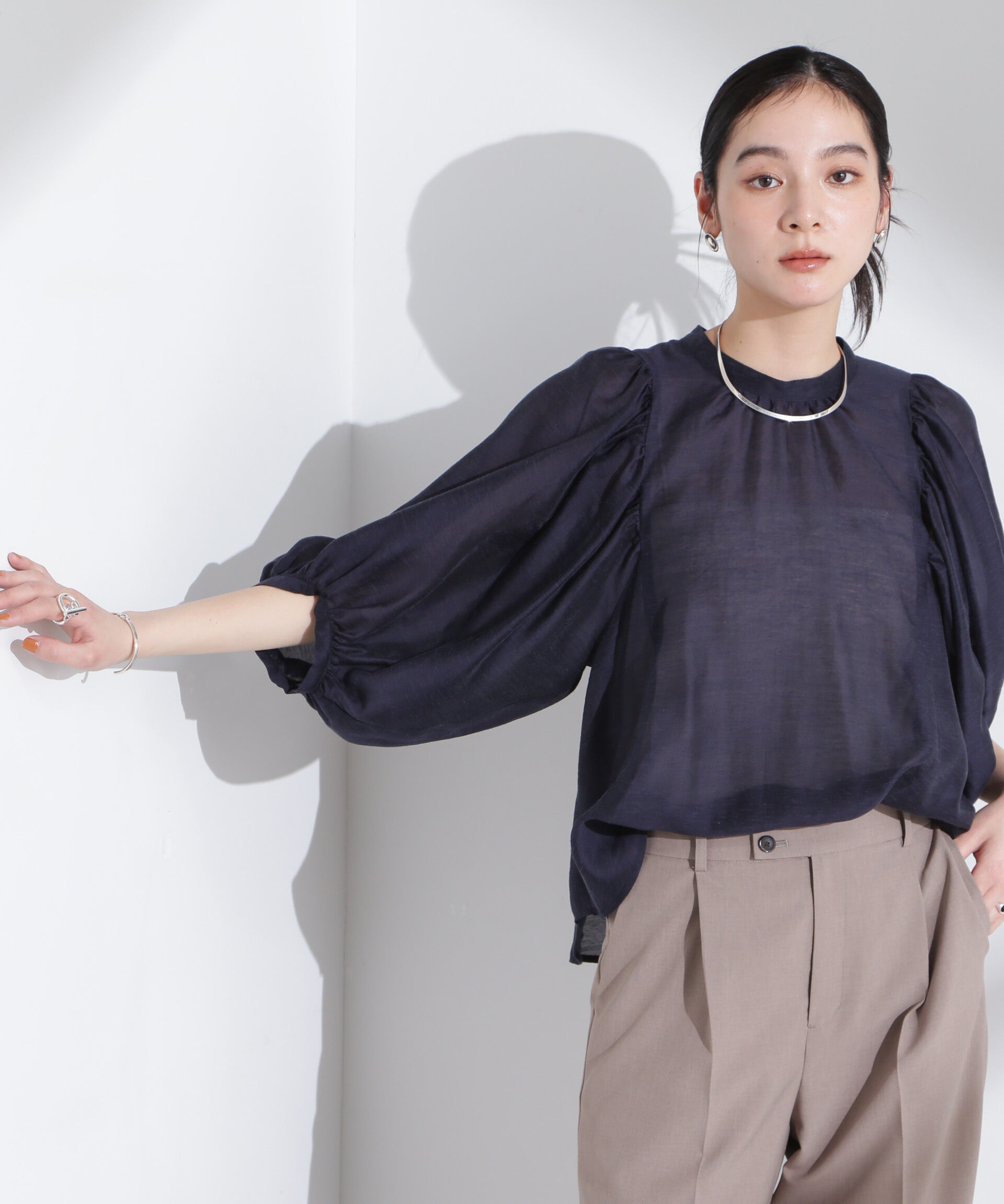nano･universe「リネン混シアーボリュームスリーブブラウス」|シャツ・ブラウス|ネイビー