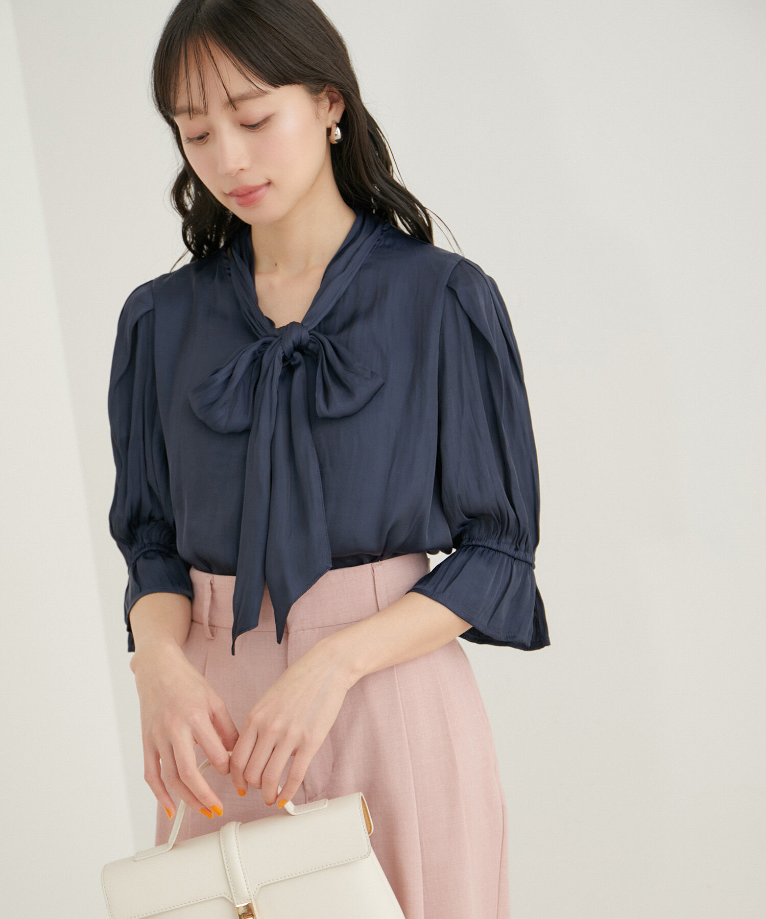VIS「【選べる素材】アソートボウタイリボンブラウス」|シャツ・ブラウス|