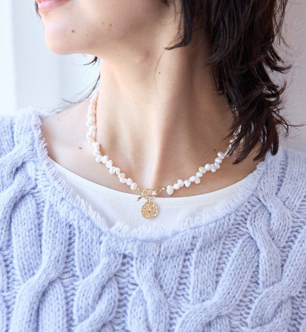  「【華やかな印象に】プレート付きパールショートネックレス」|ブローチ・コサージュ|ゴールド