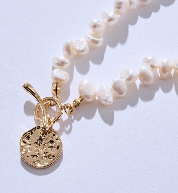  「【華やかな印象に】プレート付きパールショートネックレス」|ブローチ・コサージュ|