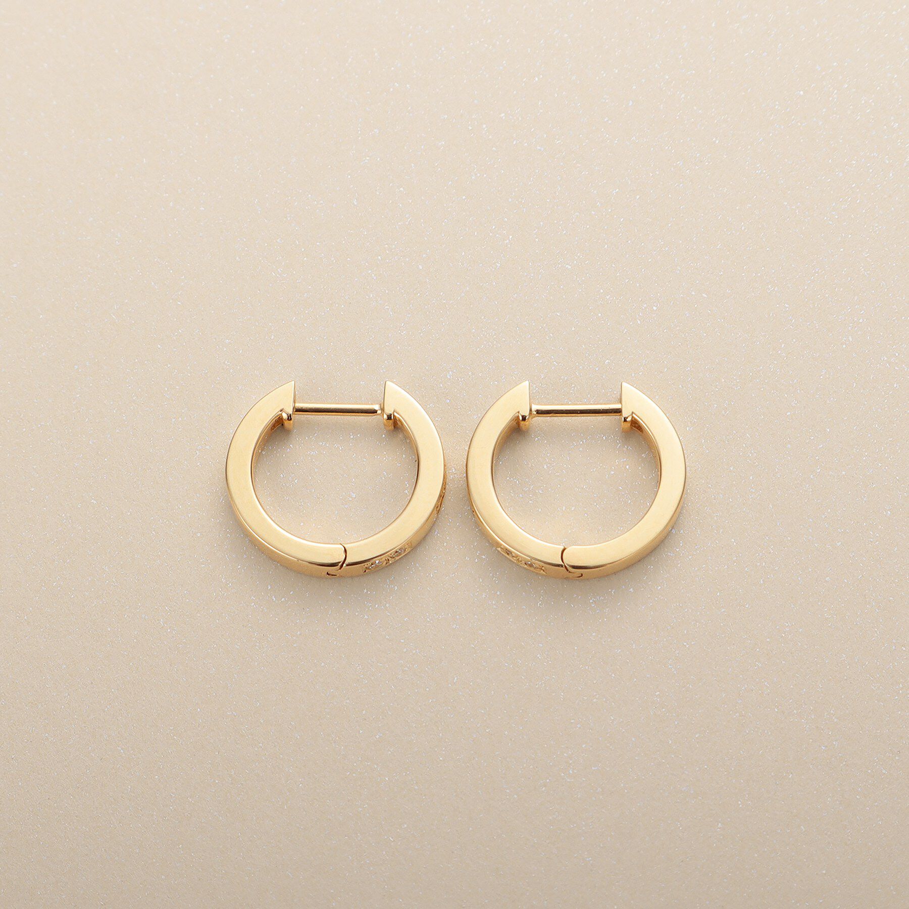 COCOSHNIK「K10ダイヤモンド 彫り留めオルタネート 中折れピアス」|ピアス|