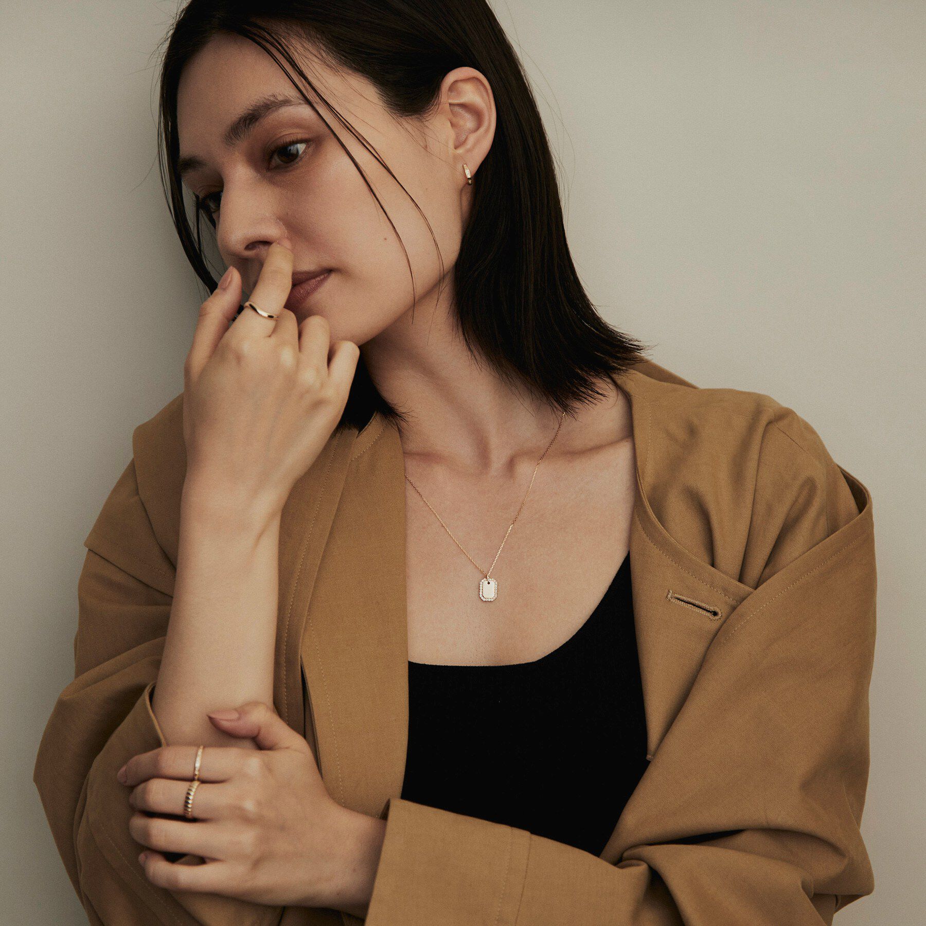 COCOSHNIK「K10ダイヤモンド 彫り留めオルタネート 中折れピアス」|ピアス|