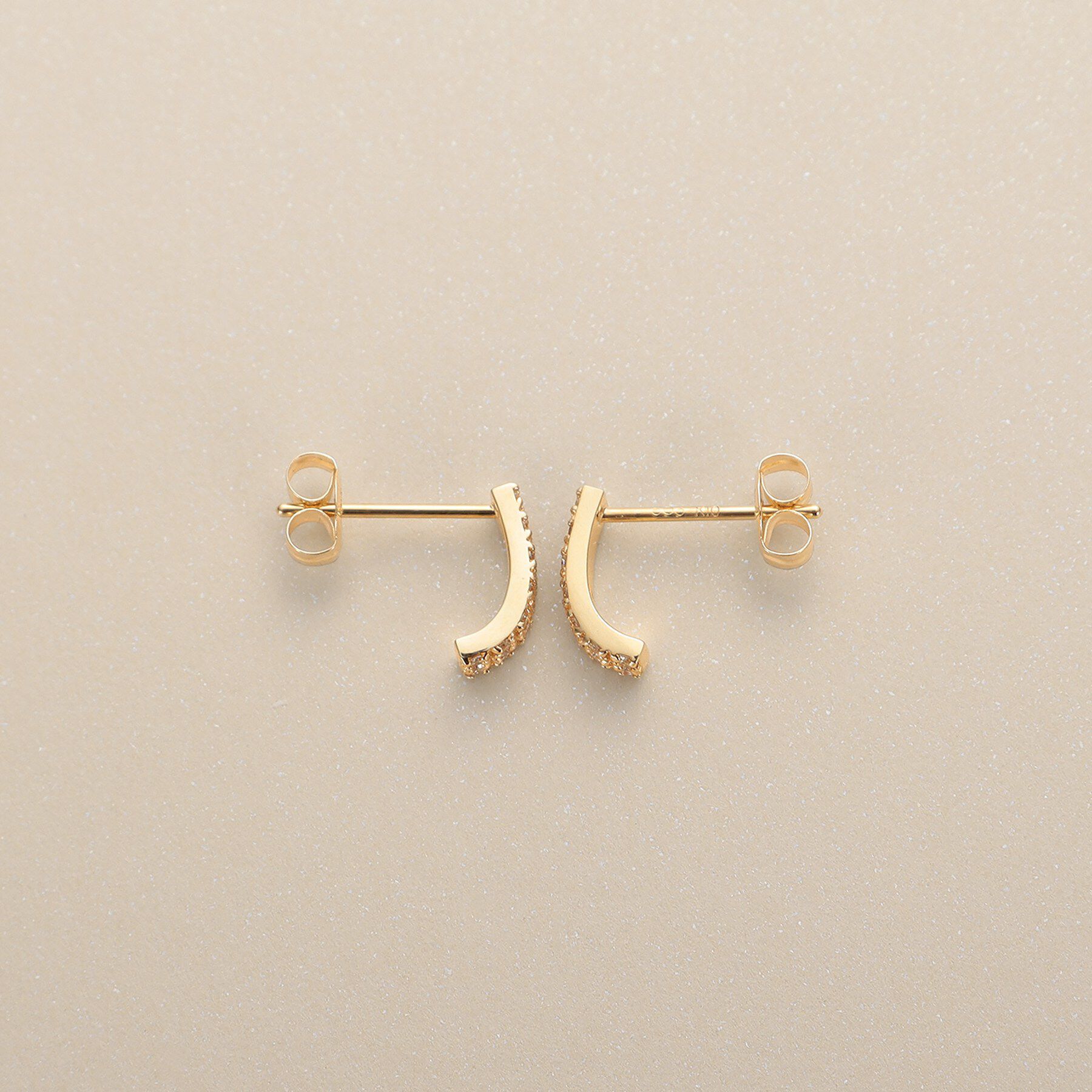 COCOSHNIK「K10ダイヤモンド カーブライン スタッドピアス太」|ピアス|