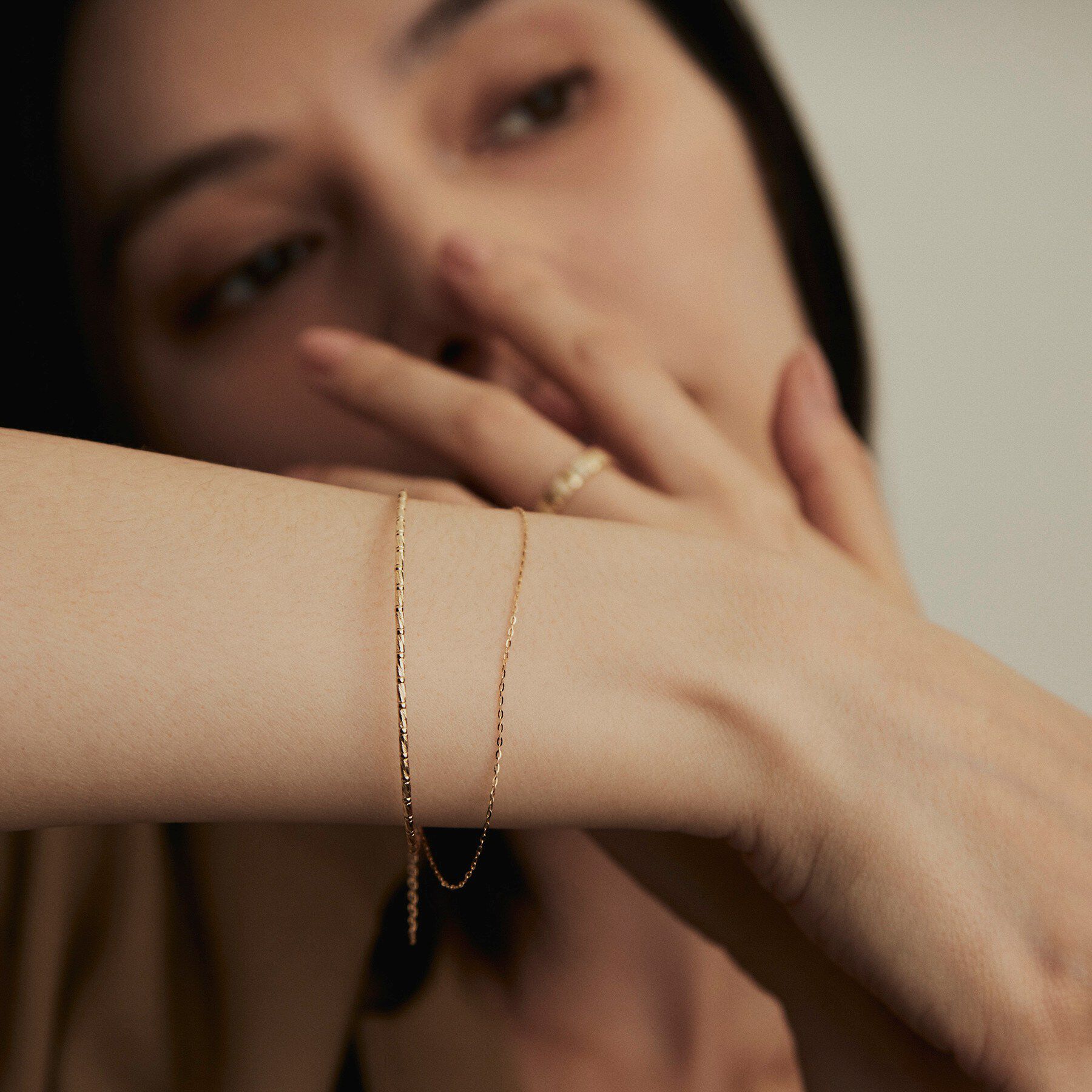 COCOSHNIK「K18カットビーズ&times;フラッシュアズキマグネット バングル」|ブレスレット・バングル|