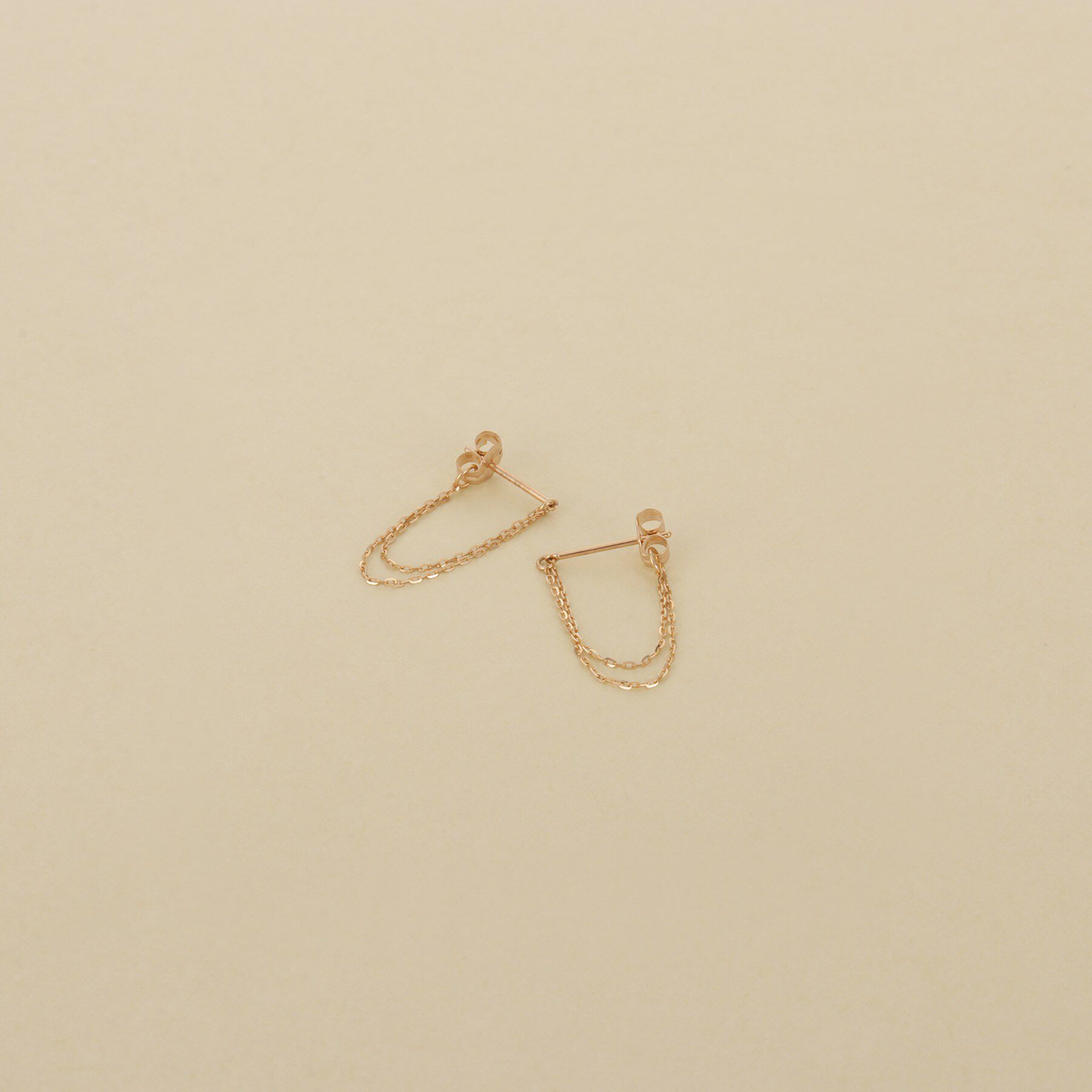 COCOSHNIK ONKITSCH「K10ミラーカットチェーン ドレープフープピアス」|ピアス|イエローゴールド(1