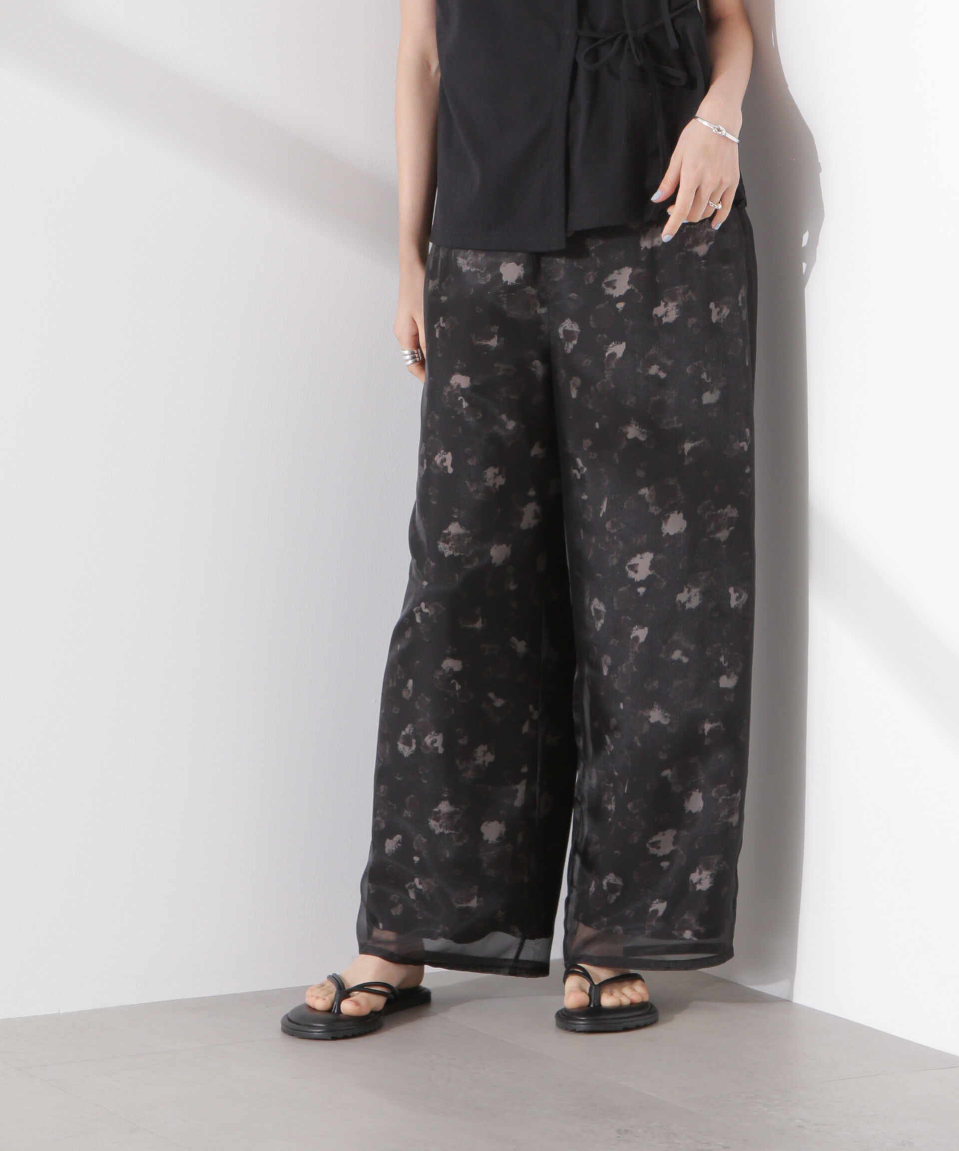 nano･universe「シアーオーガンジーコンビプリントパンツ」|チノ|ブラック