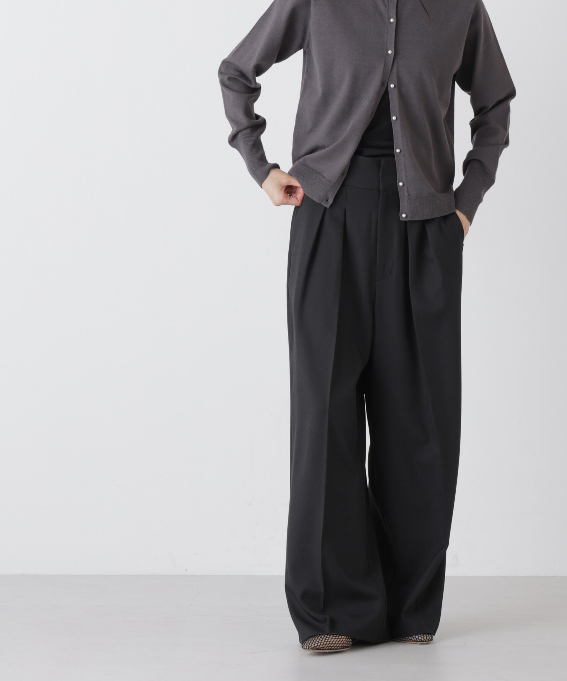 nano･universe「ハイウエストツータックワイドパンツ」|チノ|ブラック