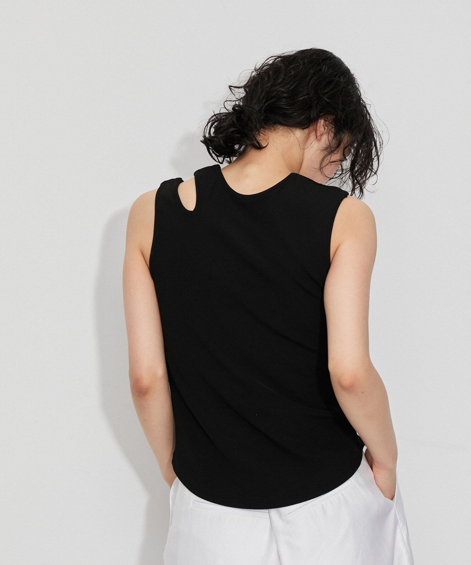 ADAM ET ROPE'「【接触冷感・洗える】カップ付きアシンメトリーカッティングタンク」|タンクトップ|