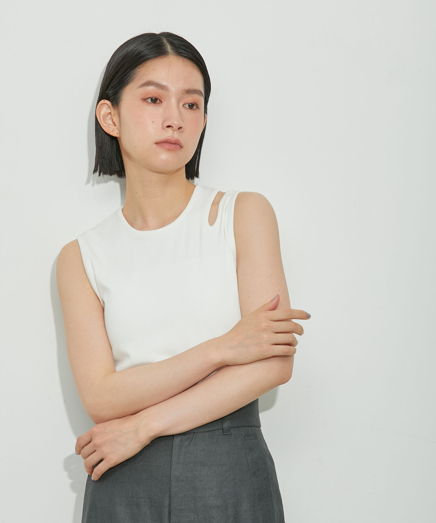 ADAM ET ROPE'「【接触冷感・洗える】カップ付きアシンメトリーカッティングタンク」|タンクトップ|