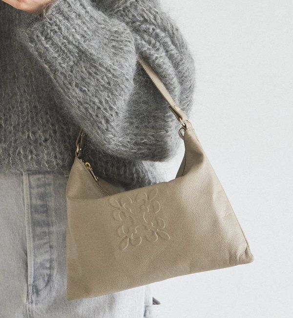  「エンボスモノグラムショルダーバッグ」|ショルダー・メッセンジャー|グレージュ