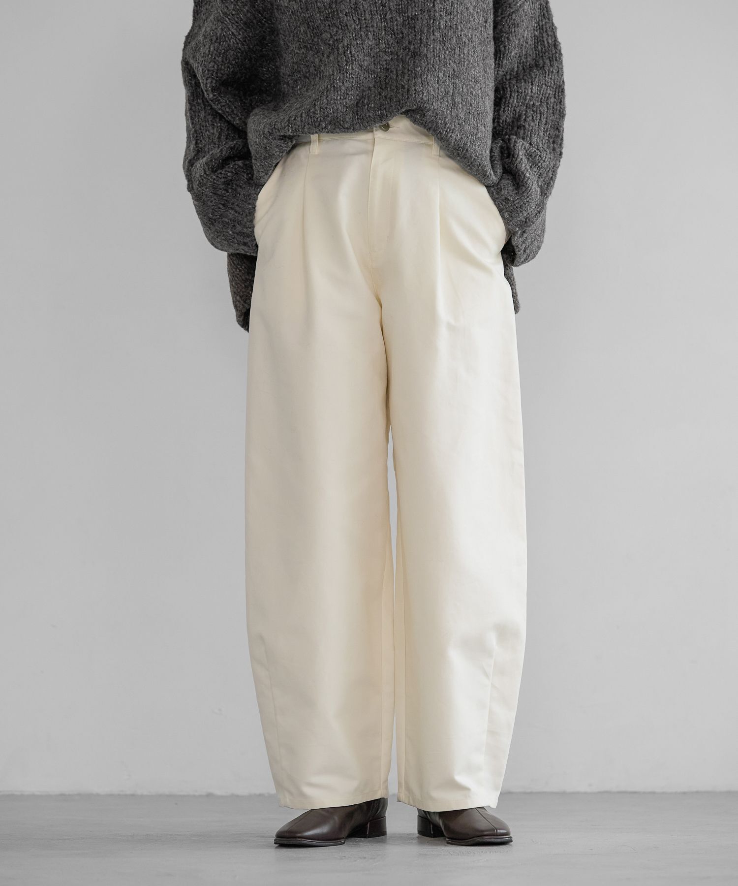 A part by 「チノカーブパンツ」|チノ|オフホワイト