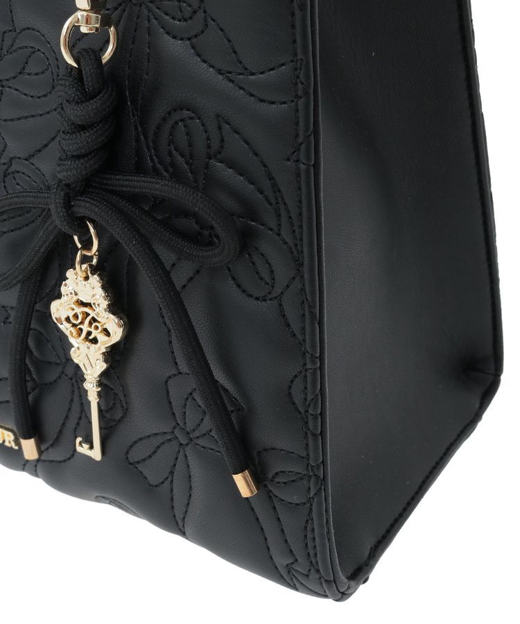 Maison de FLEUR「チャーム付きリボンキルティングトートバッグ」|ハンドバッグ|