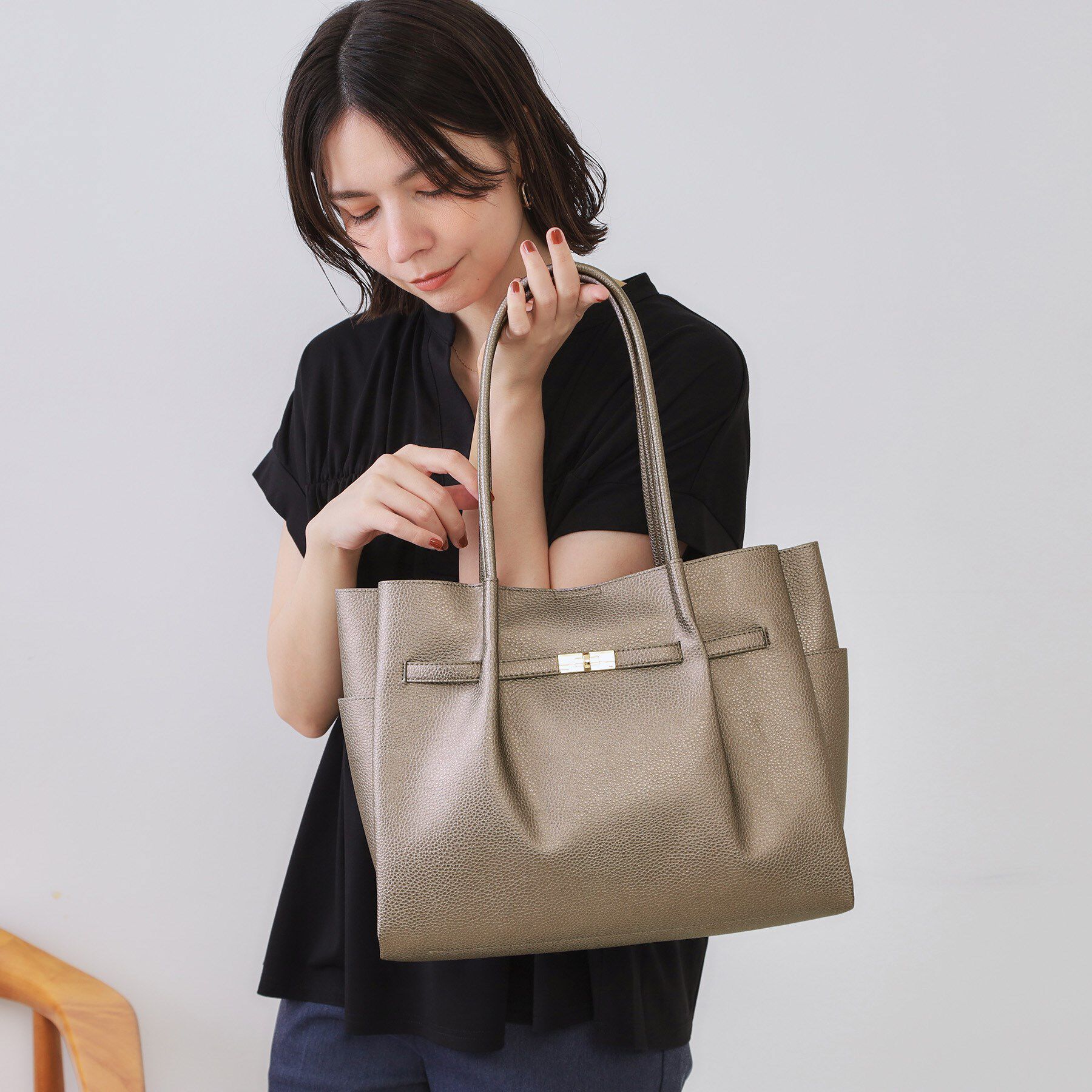 OPAQUE.CLIP「【軽量/A4サイズ対応/通勤対応】フロントベルトデザイントートバッグ」|トートバッグ|ブラックシルバー(8