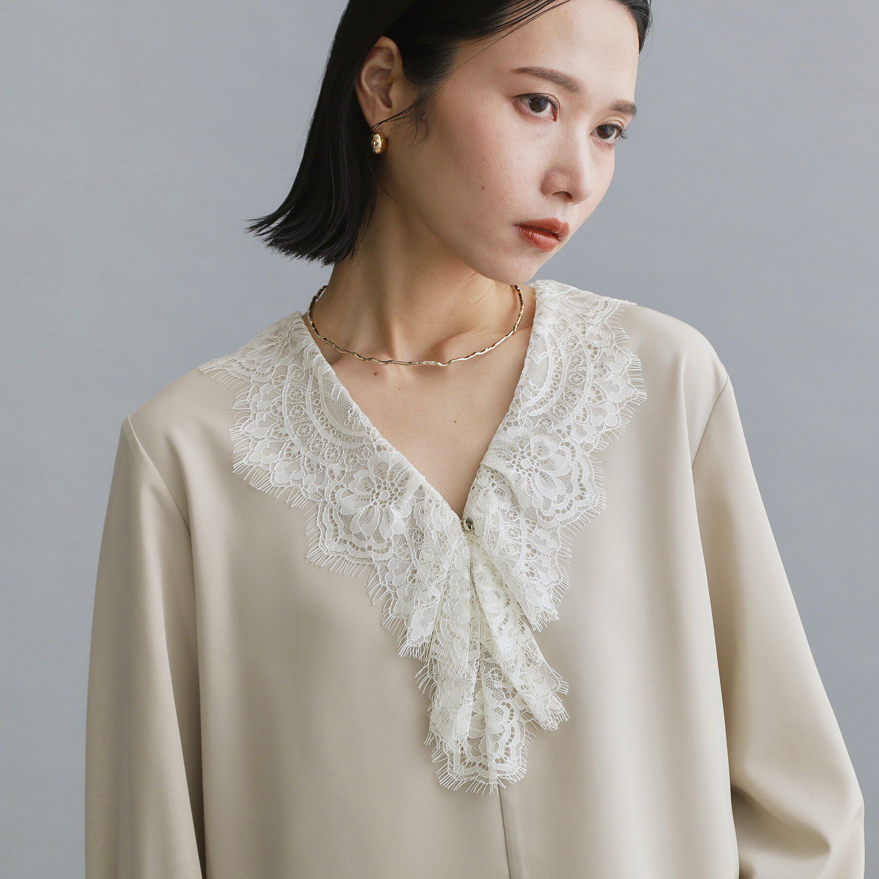 OPAQUE.CLIP「【es】ヒゲレースVネックブラウス【洗濯機OK】」|シャツ・ブラウス|ベージュ(052)