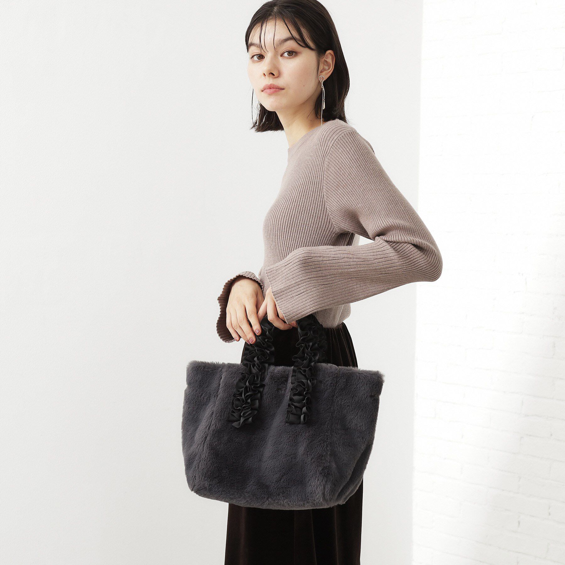 THE SHOP TK「フリルハンドルフェイクファーバッグ」|トートバッグ|スミクロ(018)