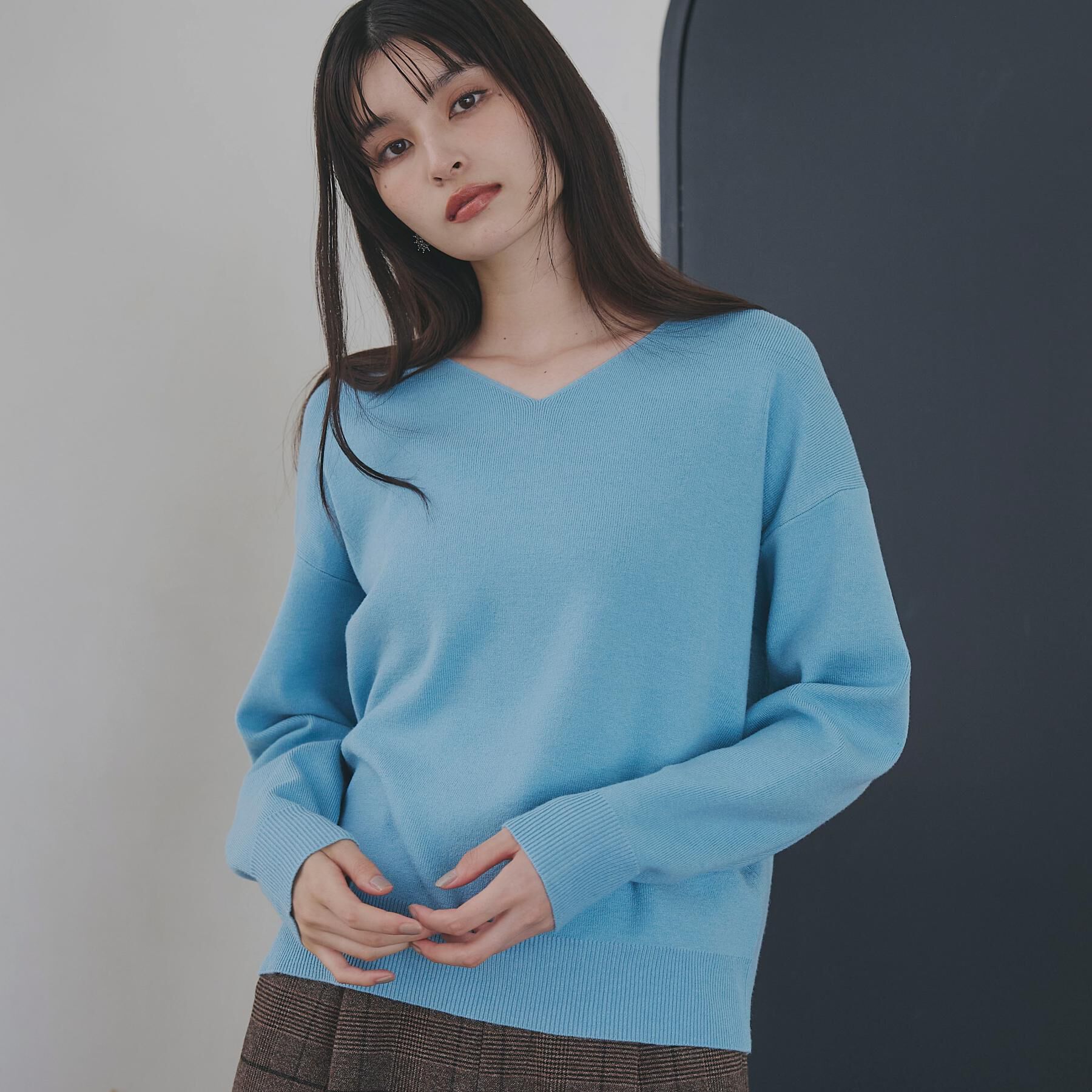 THE SHOP TK「【すっきりシルエットが叶う】大人のためのVネックニット/毛玉になりにくい/静電気防止/洗濯機OK」|ニット・セーター|ブルー(091)