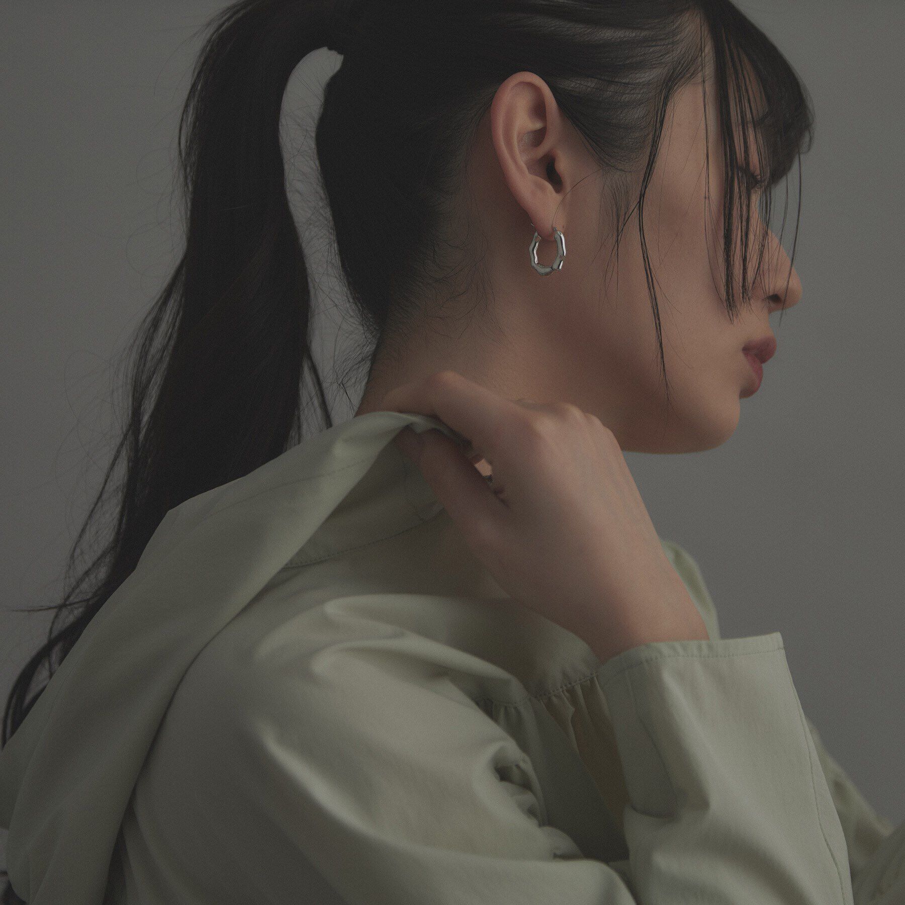 COCOSHNIK ONKITSCH「シルバー ニュアンスピアス オーバルフープ」|ピアス|