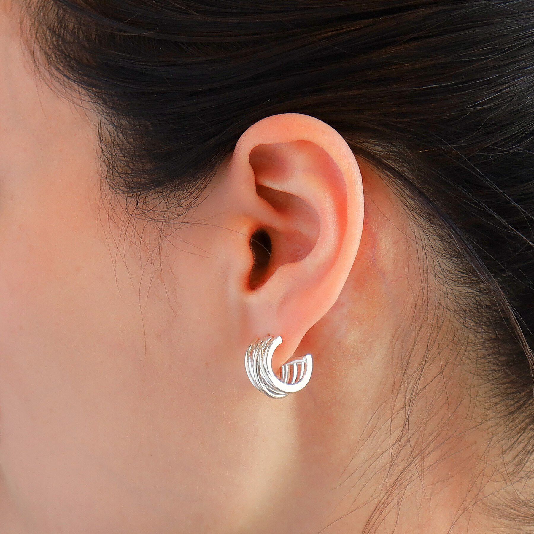 COCOSHNIK ONKITSCH「シルバー スモールフープ クロッシングライン ピアス」|ピアス|