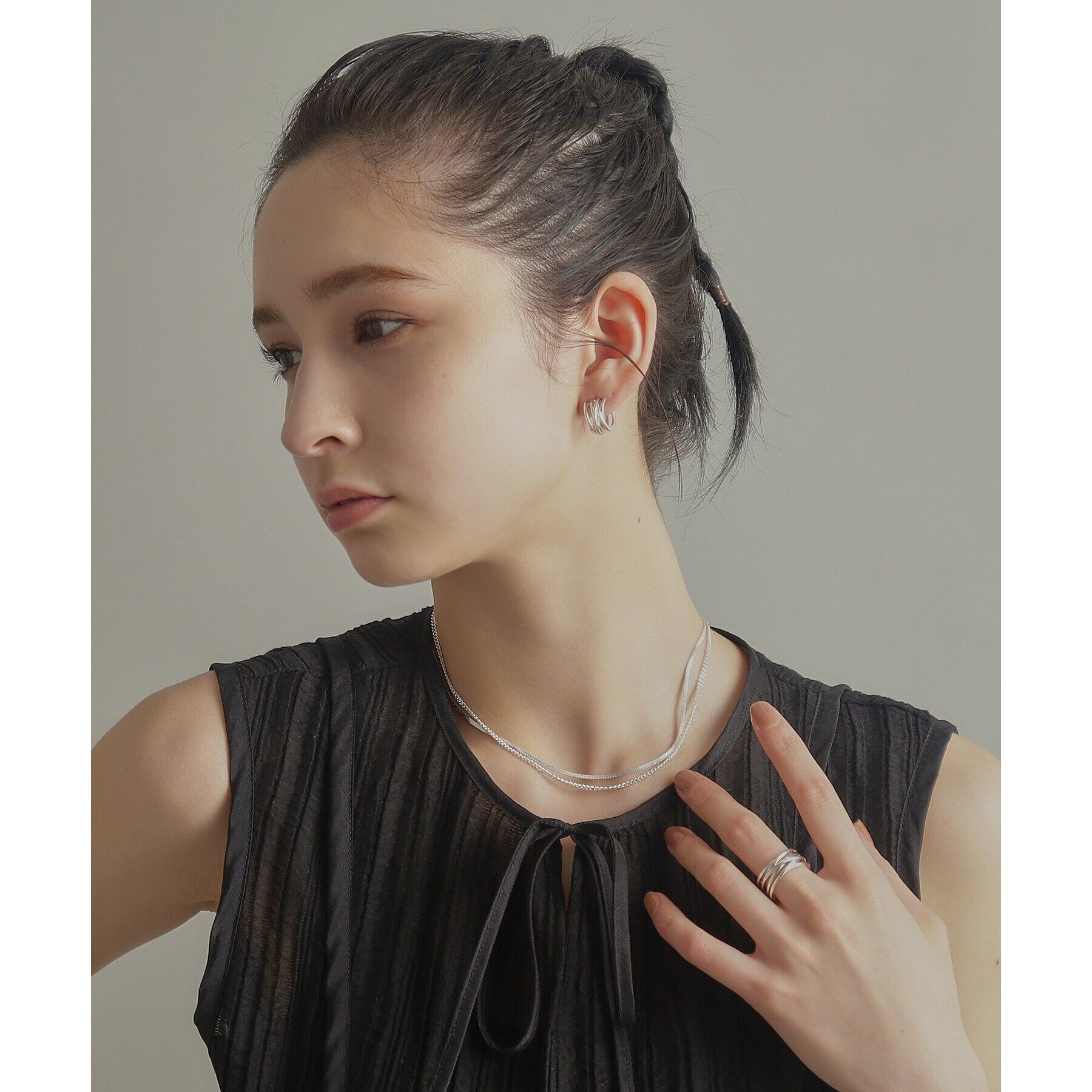 COCOSHNIK ONKITSCH「シルバー スモールフープ クロッシングライン ピアス」|ピアス|