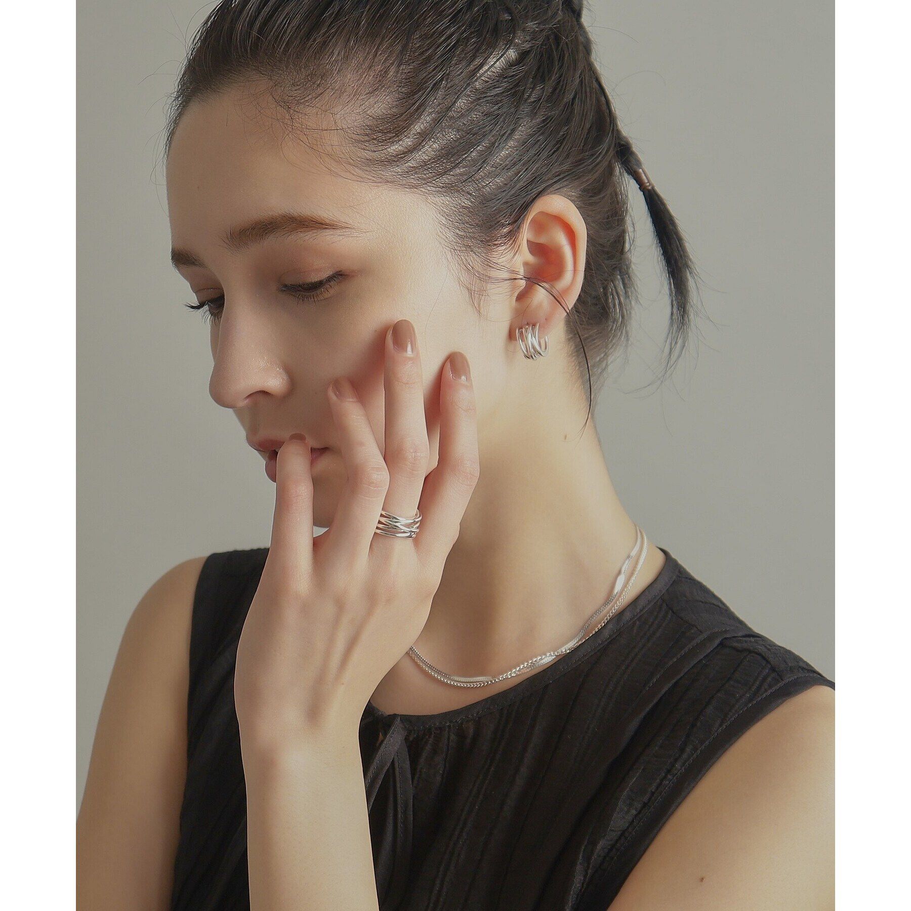 COCOSHNIK ONKITSCH「シルバー スモールフープ クロッシングライン ピアス」|ピアス|