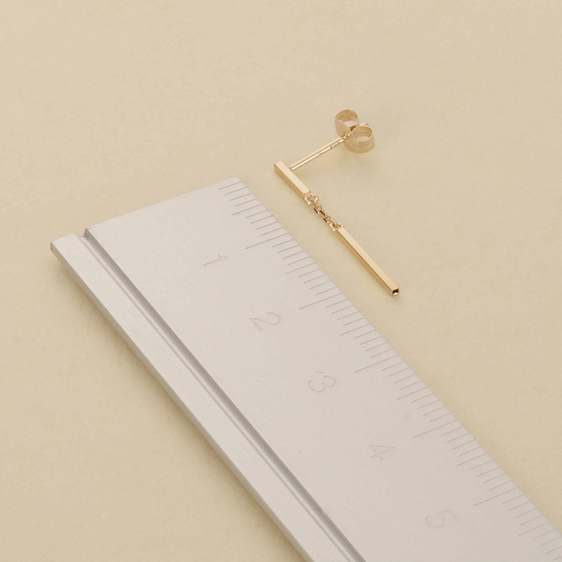 COCOSHNIK ONKITSCH「K10ホロウレクタングルハンギングピアス」|ピアス|