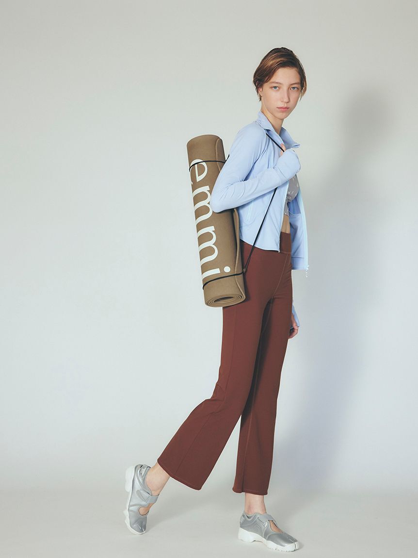 emmi yoga「サステナレッチUnity フレアパンツ」|チノ|