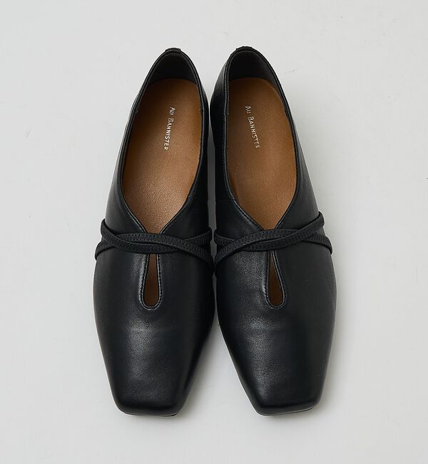 AU BANNISTER「ストラップソフトレザーフラットパンプス」|その他|ブラック