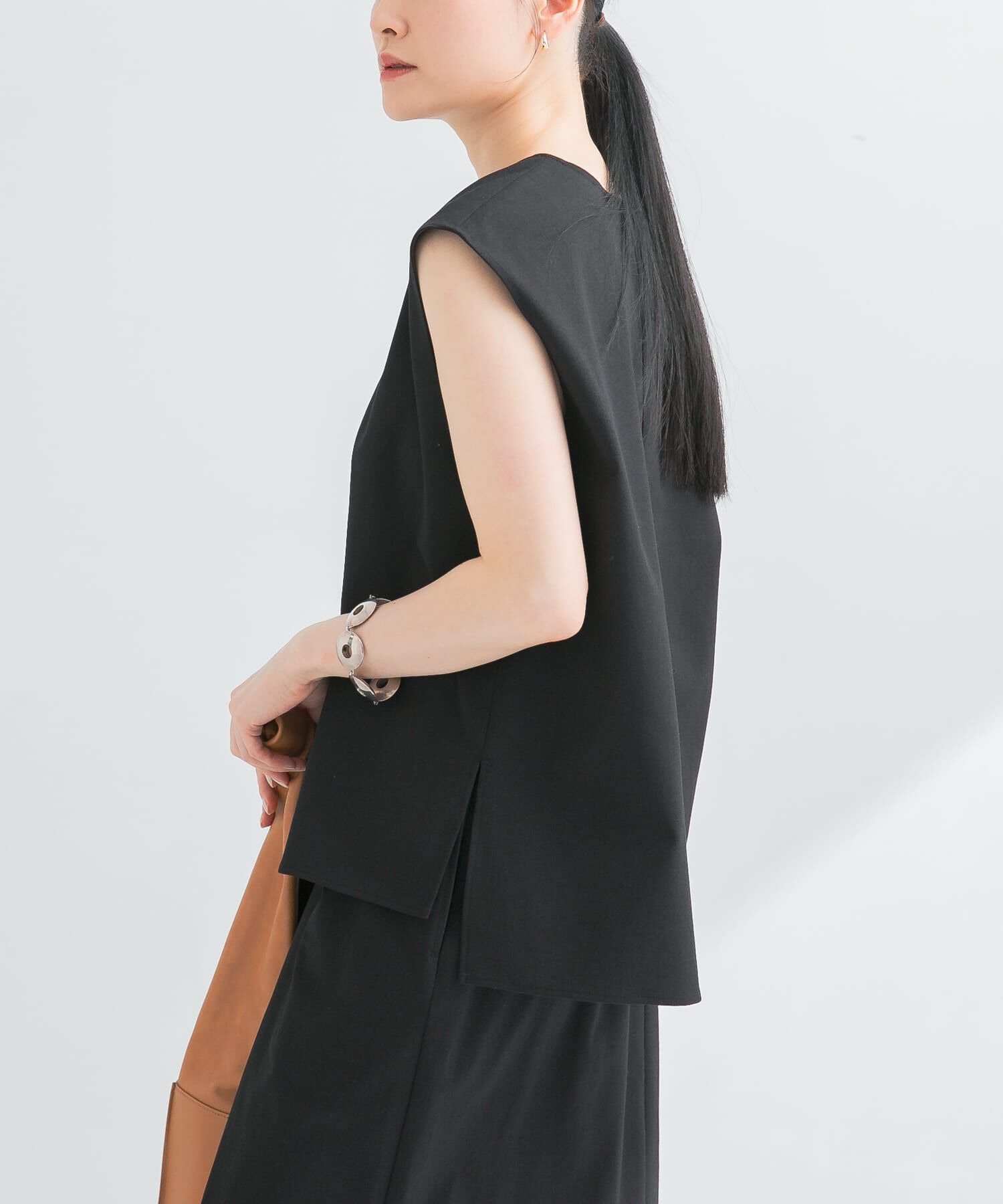 URBAN RESEARCH「リネン混Vネックブラウス」|ベスト・ジレ|