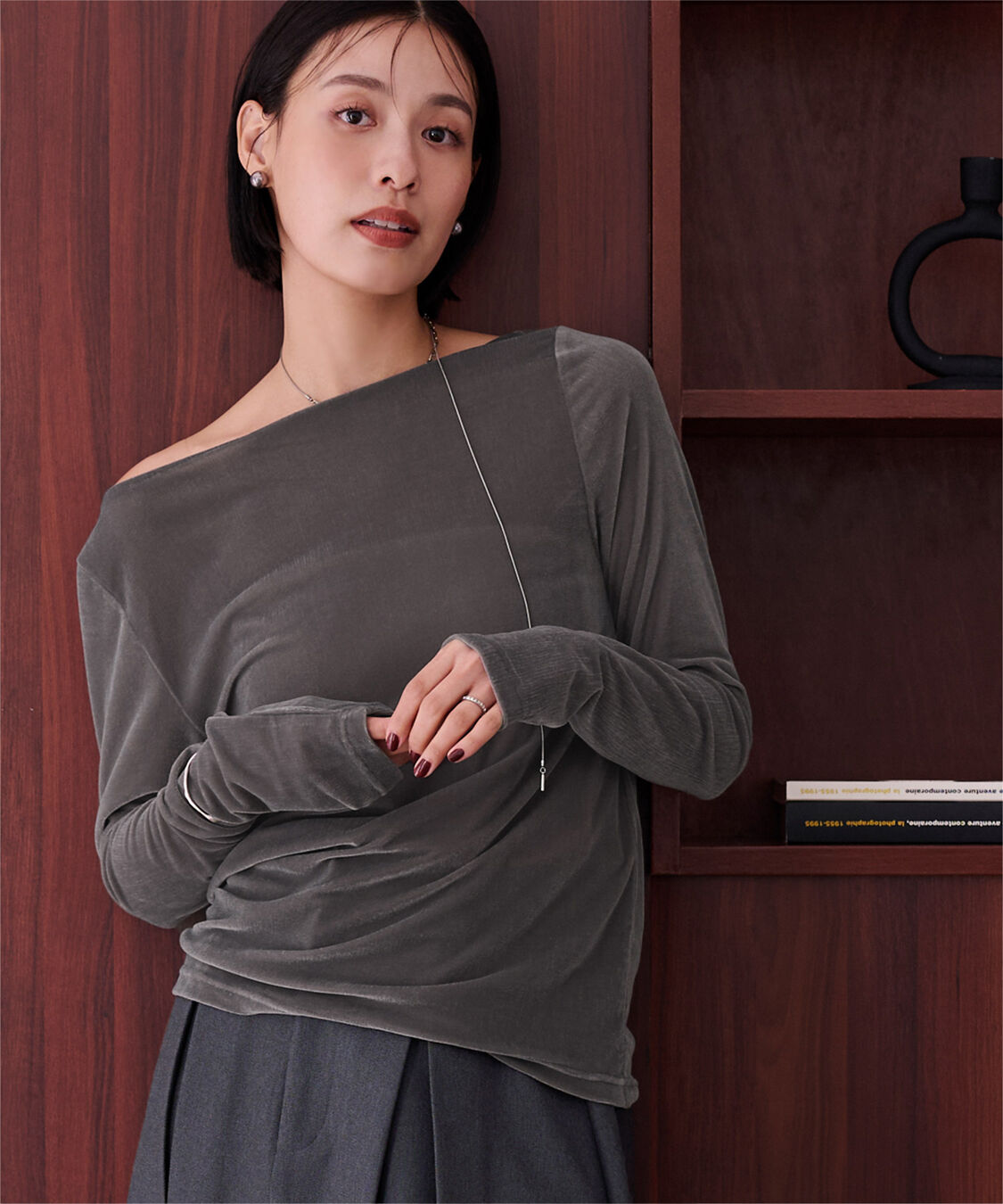 ur's「【黒川翼さんコラボアイテム】2wayボートネックベロアトップス」|Tシャツ・カットソー|チャコール