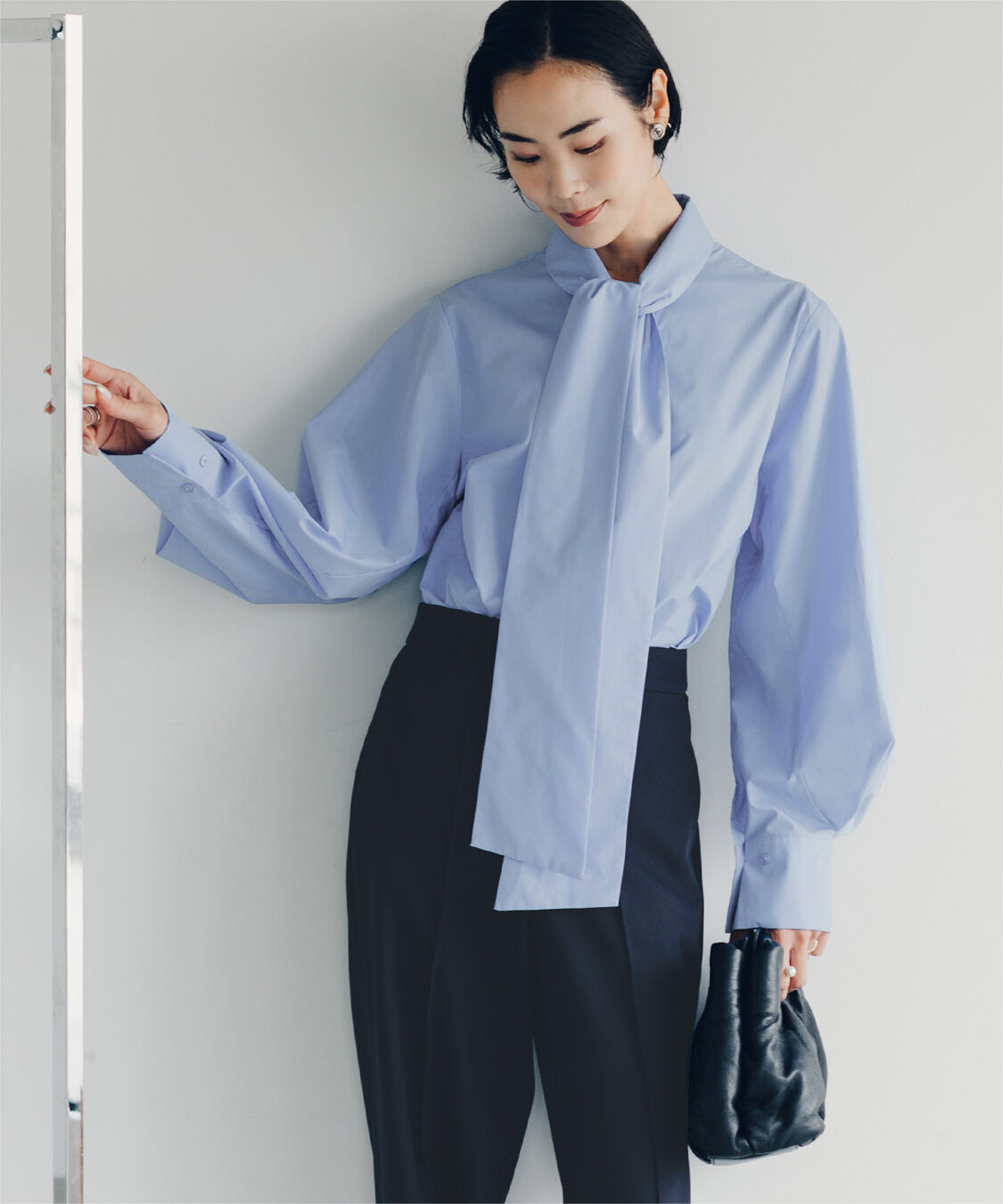 ur's「【小林有里さんコラボアイテム】袖タックボウタイブラウス」|シャツ・ブラウス|ブルー