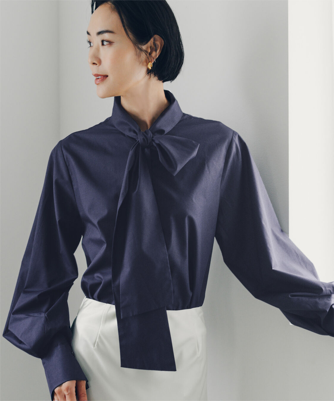 ur's「【小林有里さんコラボアイテム】袖タックボウタイブラウス」|シャツ・ブラウス|ネイビー