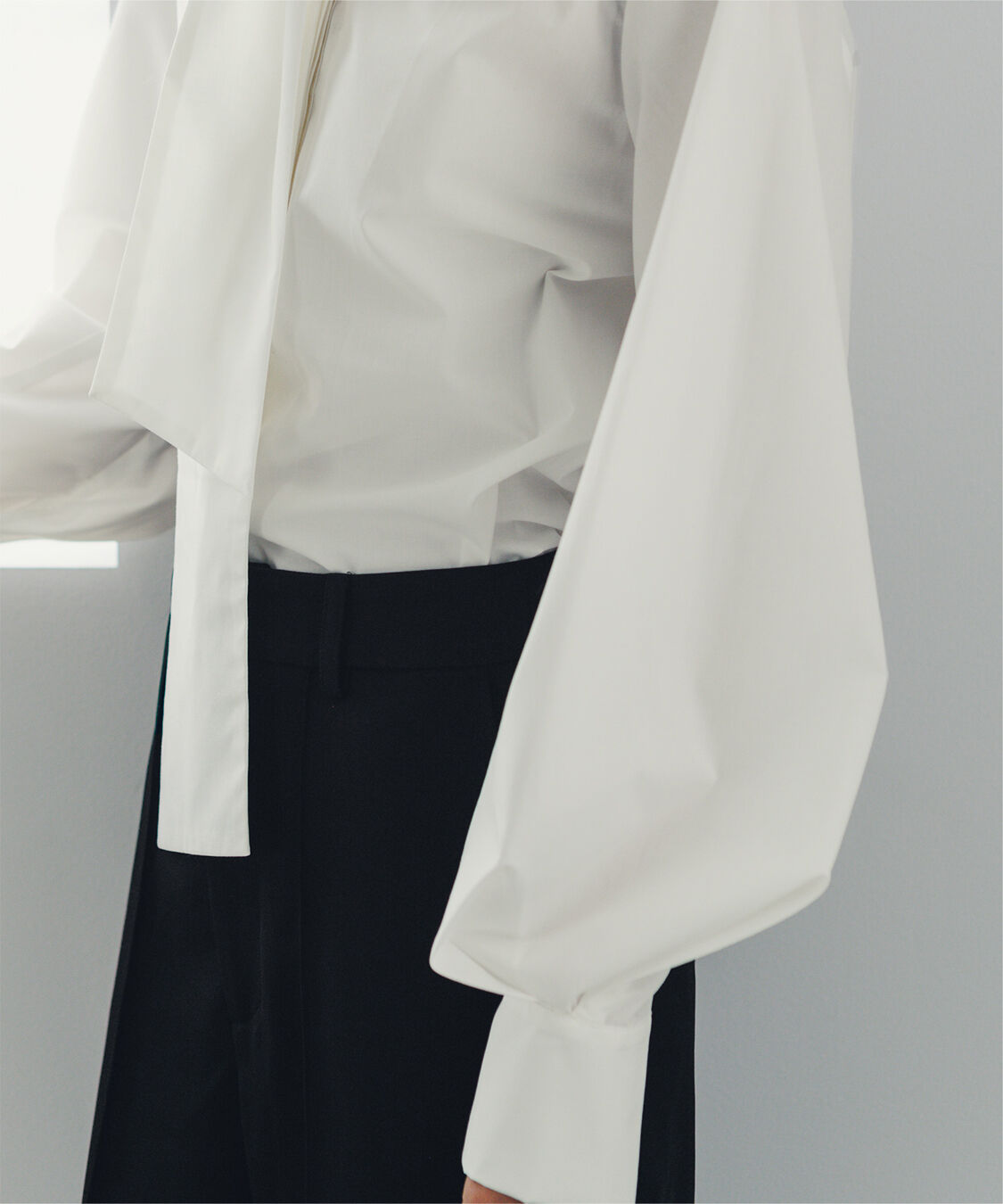 ur's「【小林有里さんコラボアイテム】袖タックボウタイブラウス」|シャツ・ブラウス|