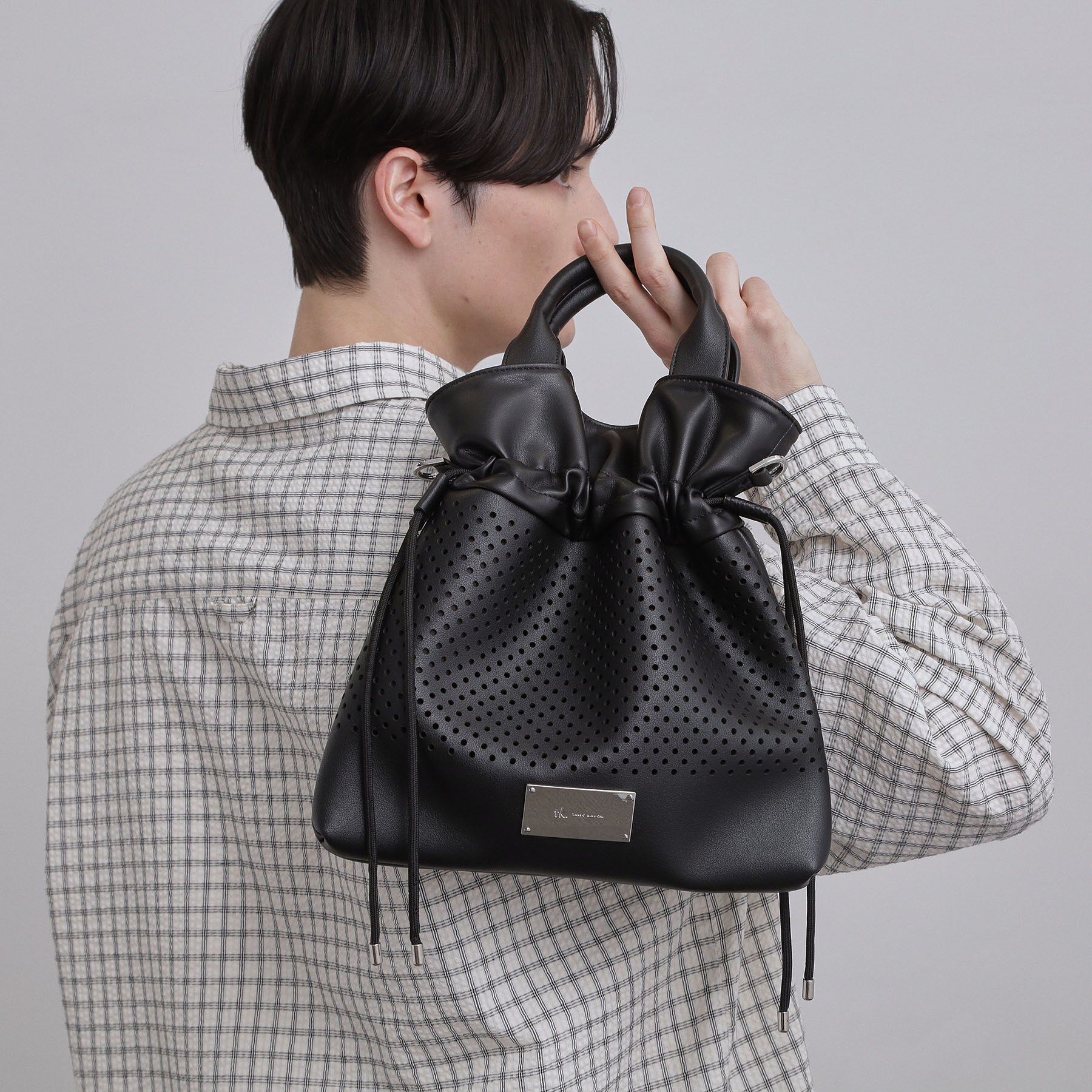 tk.TAKEO KIKUCHI「【2WAY】パンチングドロストバッグ」|ショルダー・メッセンジャー|ブラック(019)