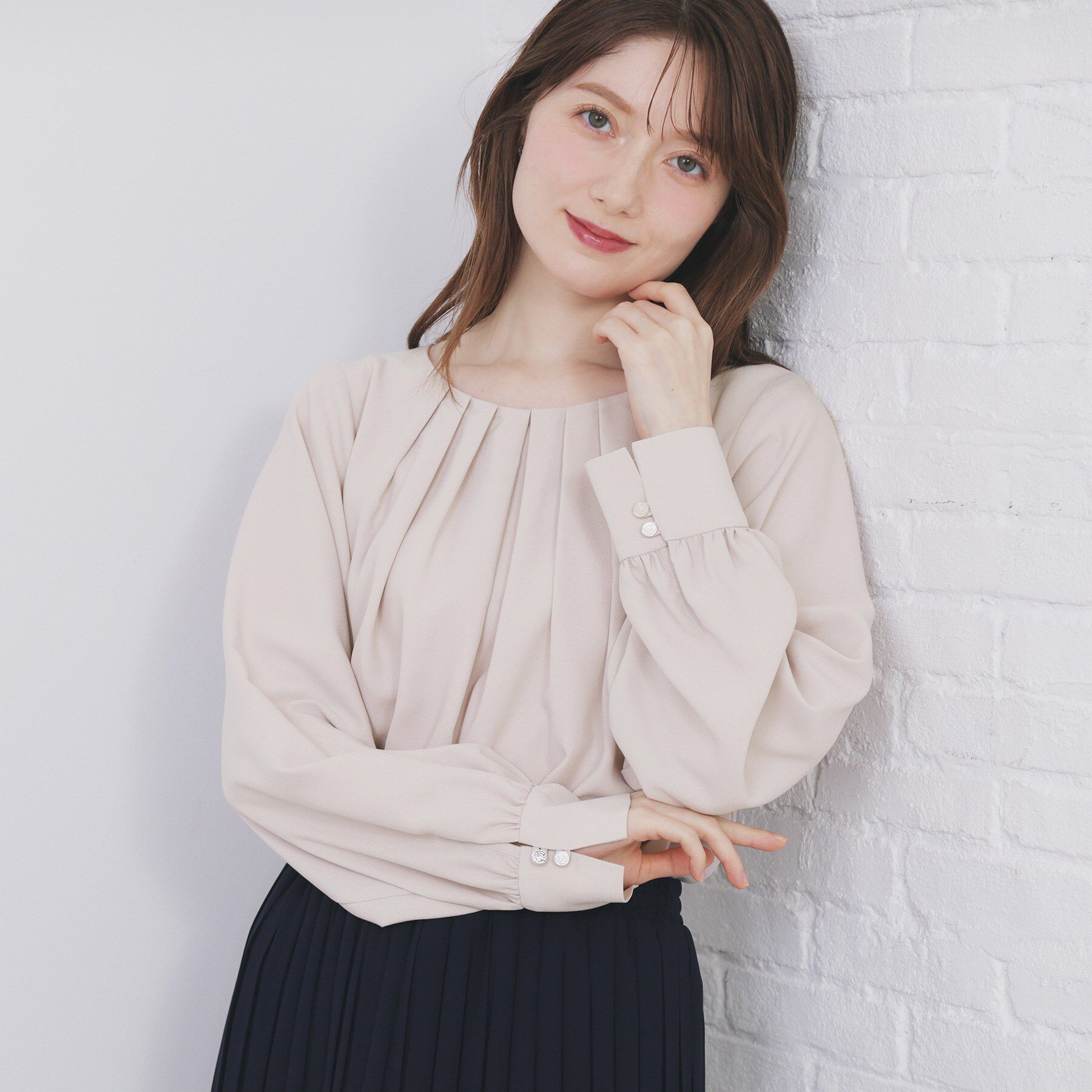 index「クルーネックタックブラウス【洗濯機OK/防シワ/イージーアイロン】」|シャツ・ブラウス|グレージュ(050)