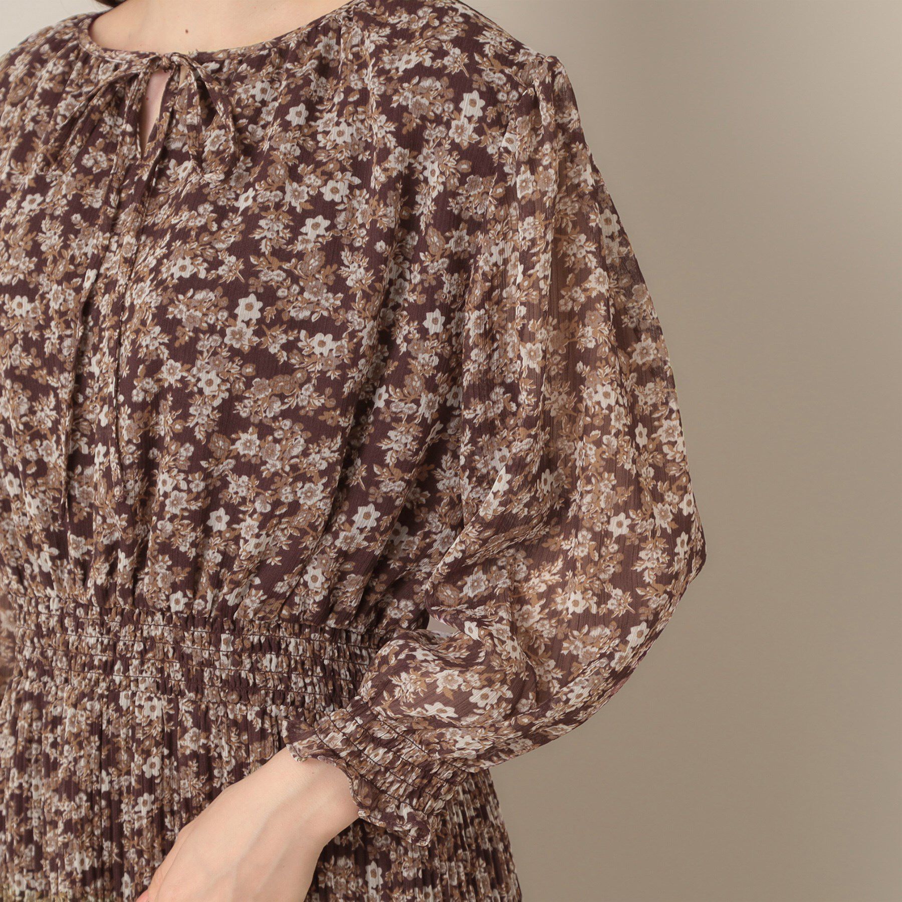 Couture broach「【一枚で着映える・花柄・通勤】前後2WAYシフォン楊柳小花ワンピース」|ワンピース|