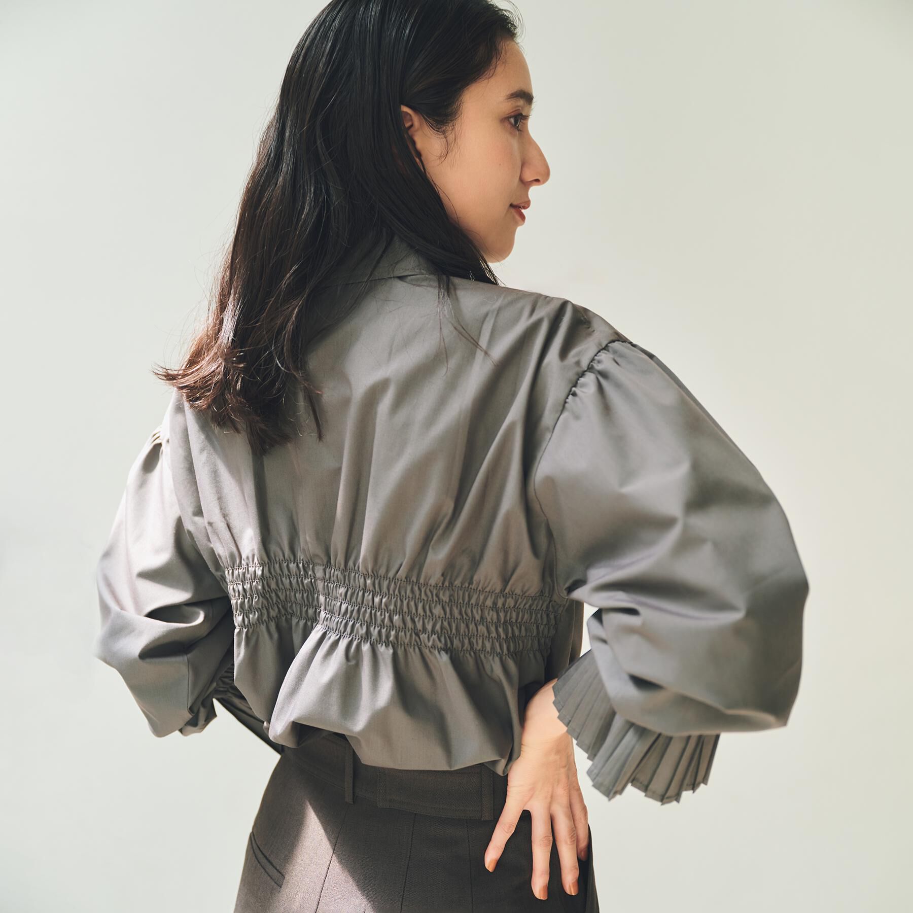 THE SHOP TK「袖プリーツ&バックシャーリングシャツ【体型カバー/洗える】」|シャツ・ブラウス|