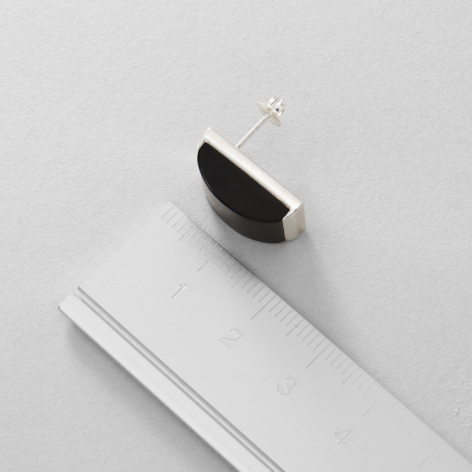 COCOSHNIK ONKITSCH「シルバー オニキス バフトップカットピアス」|ピアス|