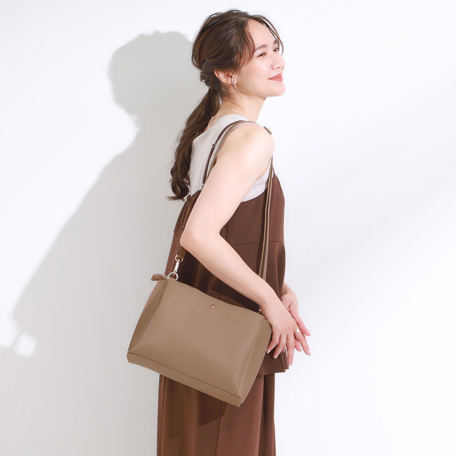 SHOO･LA･RUE「【軽量/2WAY】ふわっと軽い ミドルサイズ トートバッグ」|トートバッグ|トープ(054)