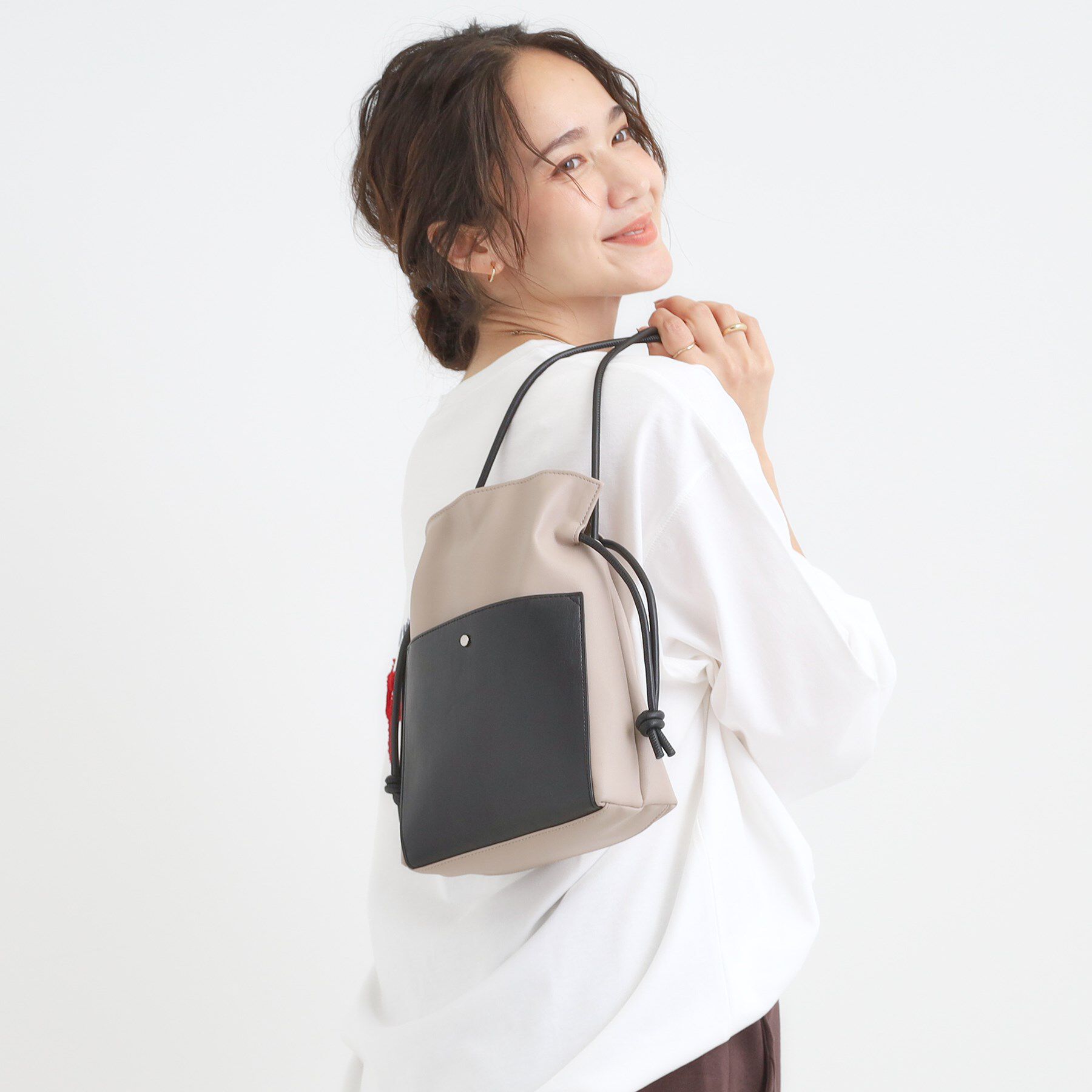 SHOO･LA･RUE「スクエア巾着ショルダーバッグ」|ショルダー・メッセンジャー|ライトベージュ(55