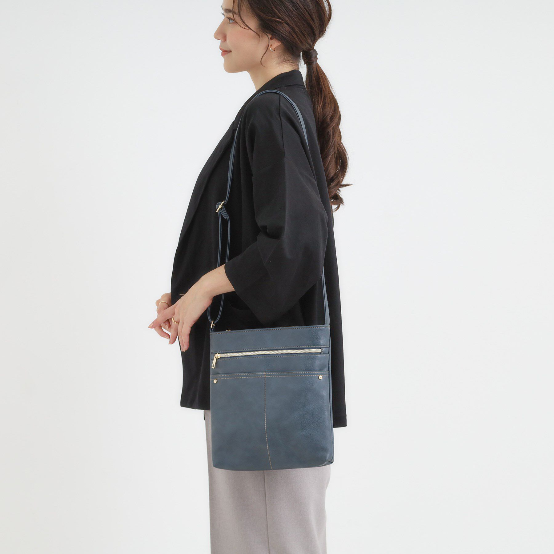 SHOO･LA･RUE「スマートながらしっかり入る アオリポケットが魅力のショルダーバッグ」|ショルダー・メッセンジャー|ブルー(092)