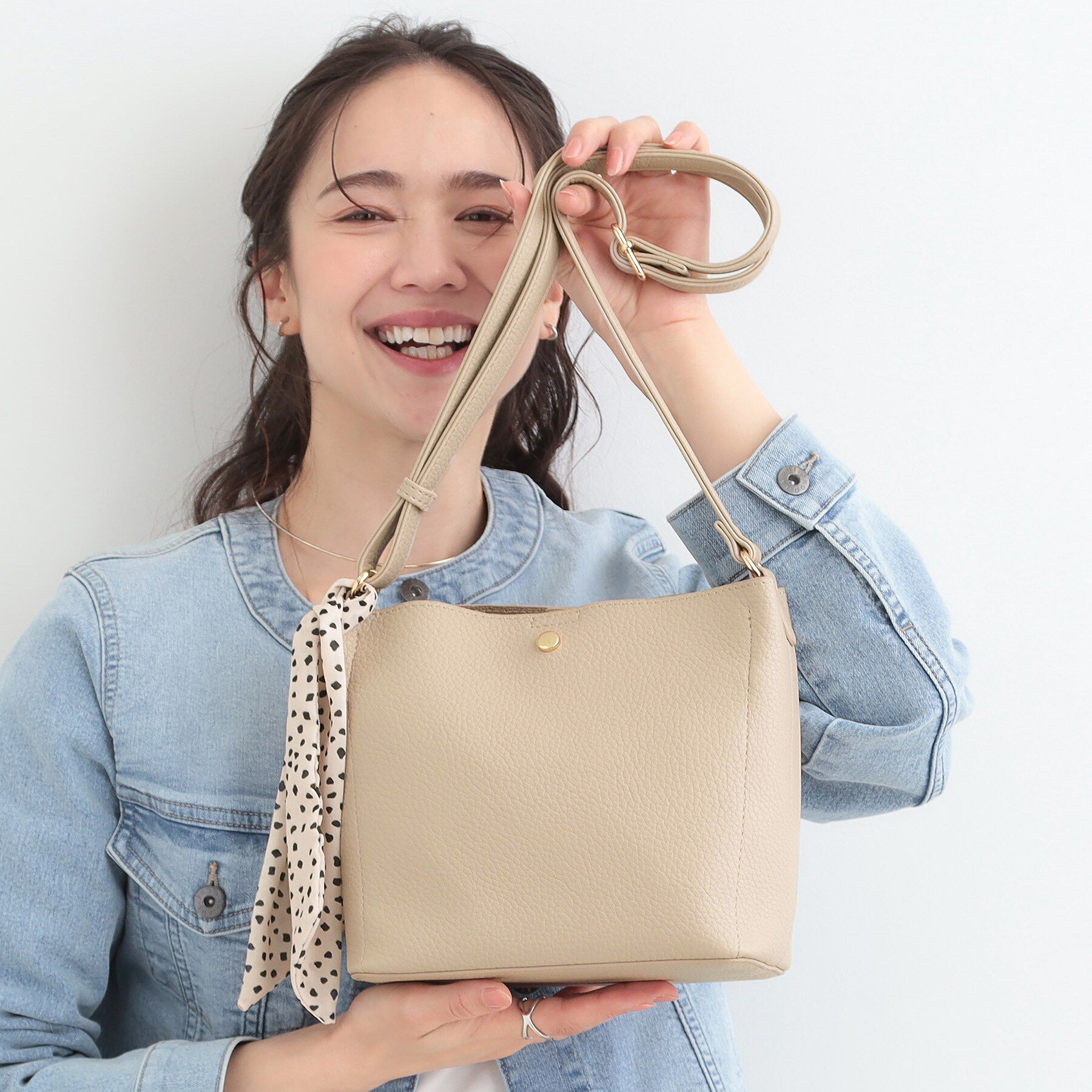 SHOO･LA･RUE「スカーフ付きショルダーバッグ」|ショルダー・メッセンジャー|ライトベージュ(05